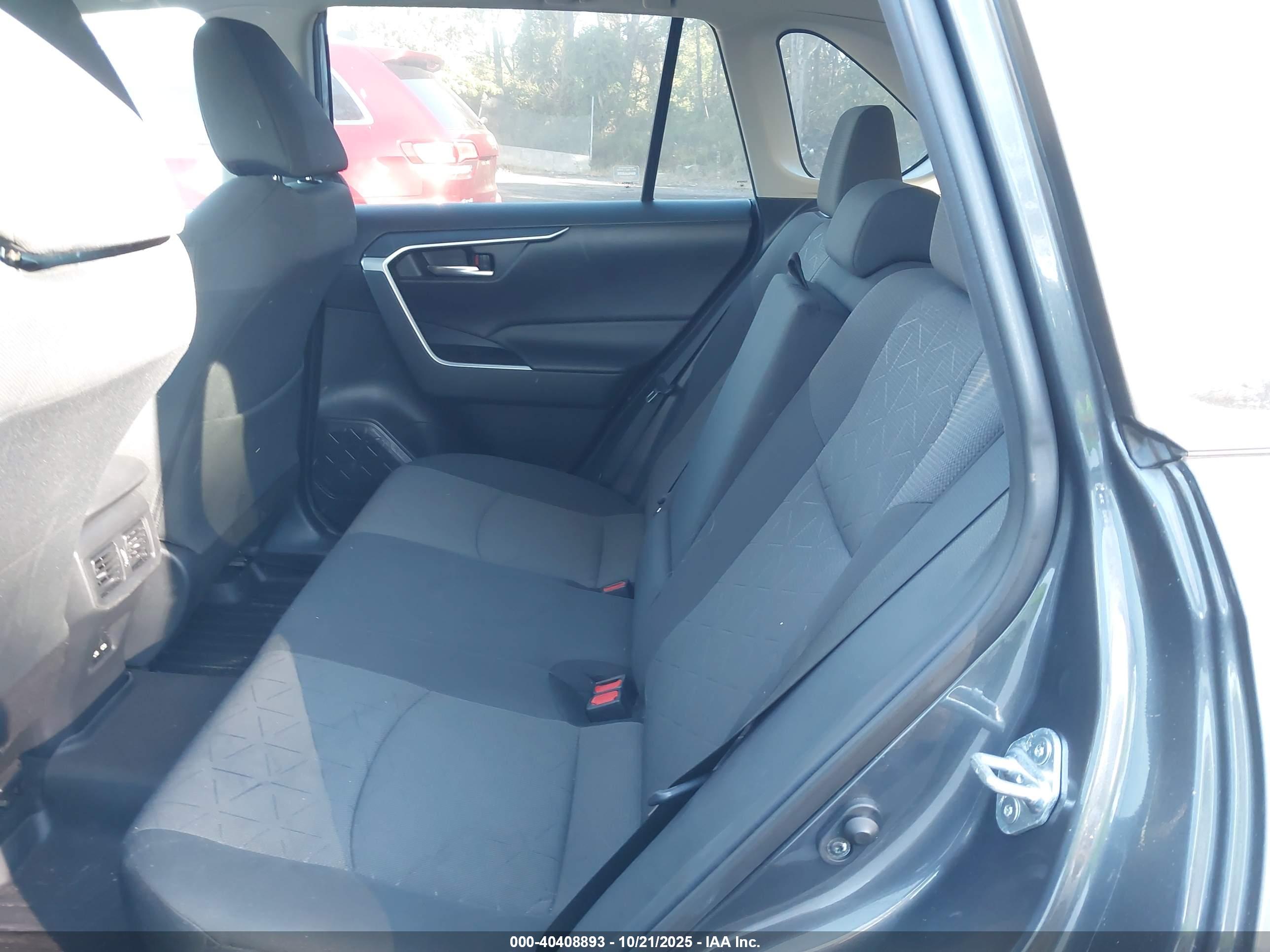 TOYOTA RAV4 image 8