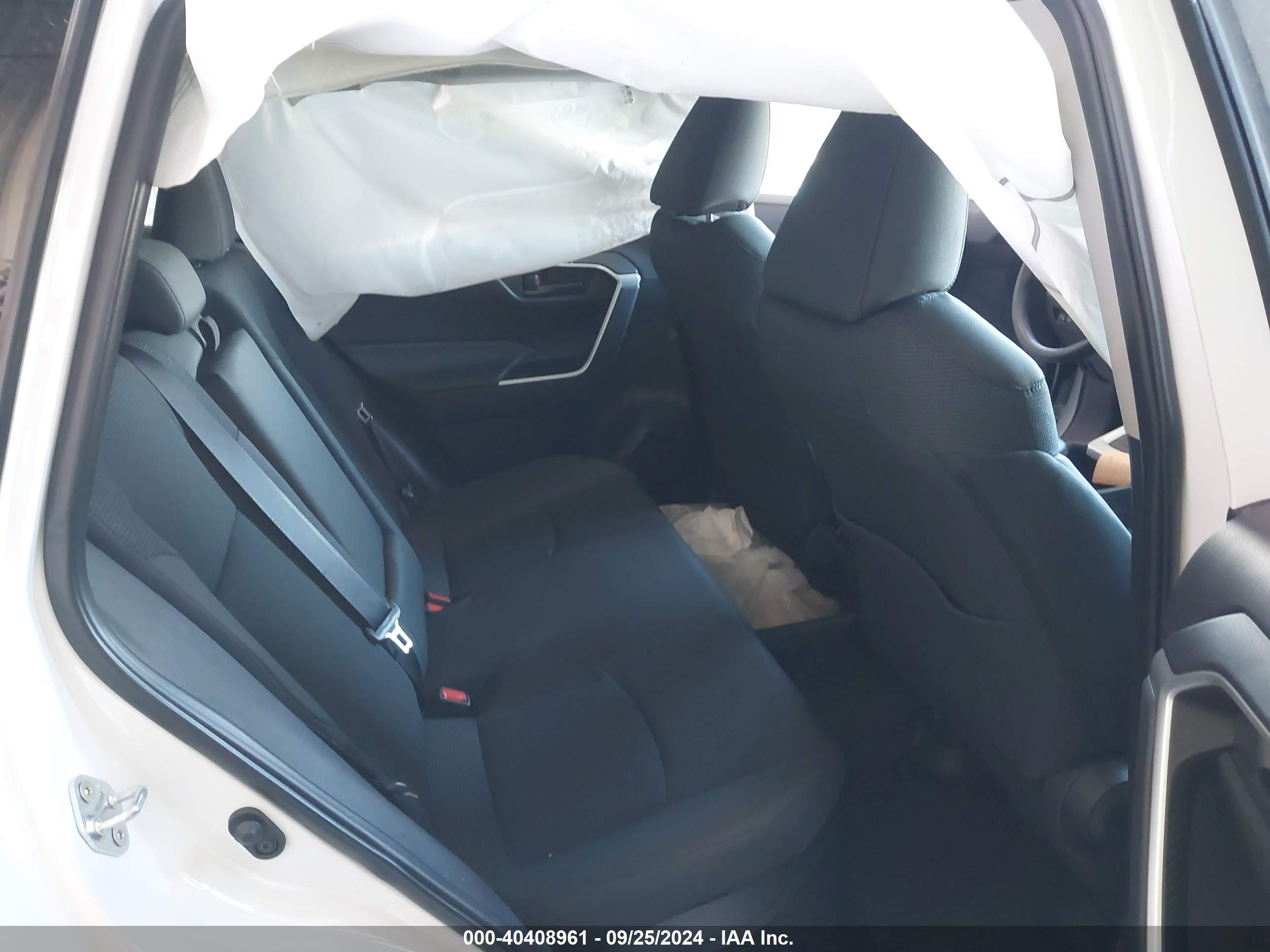 TOYOTA RAV4 image 8
