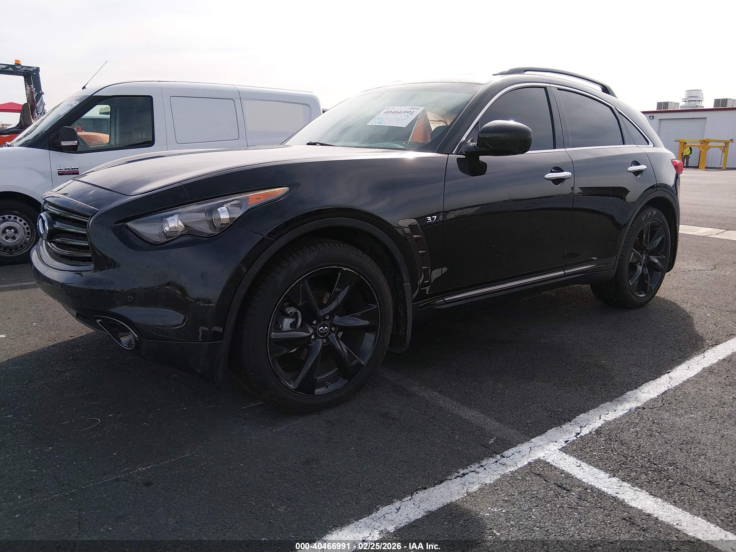INFINITI QX70 image 2