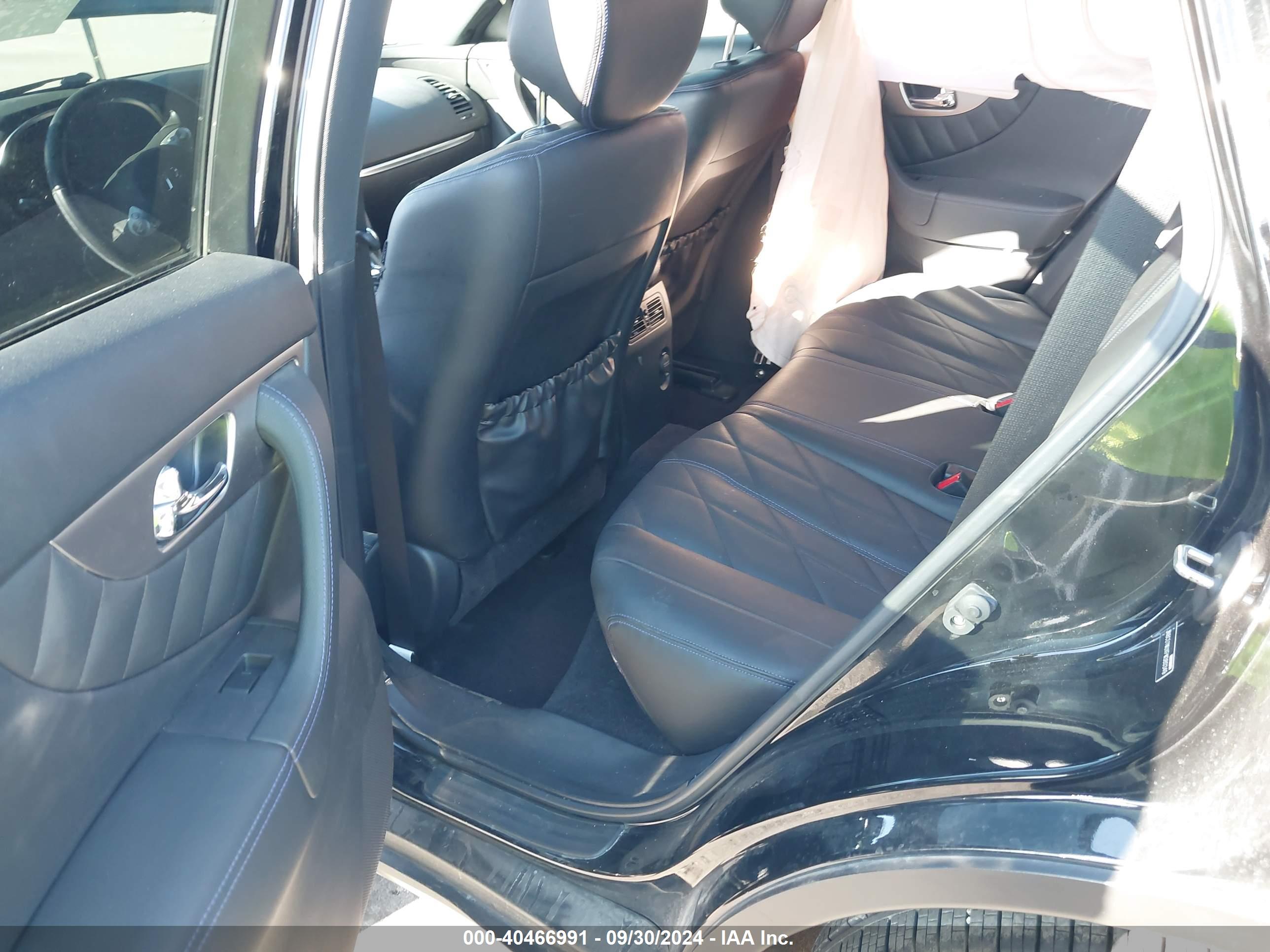 INFINITI QX70 image 8