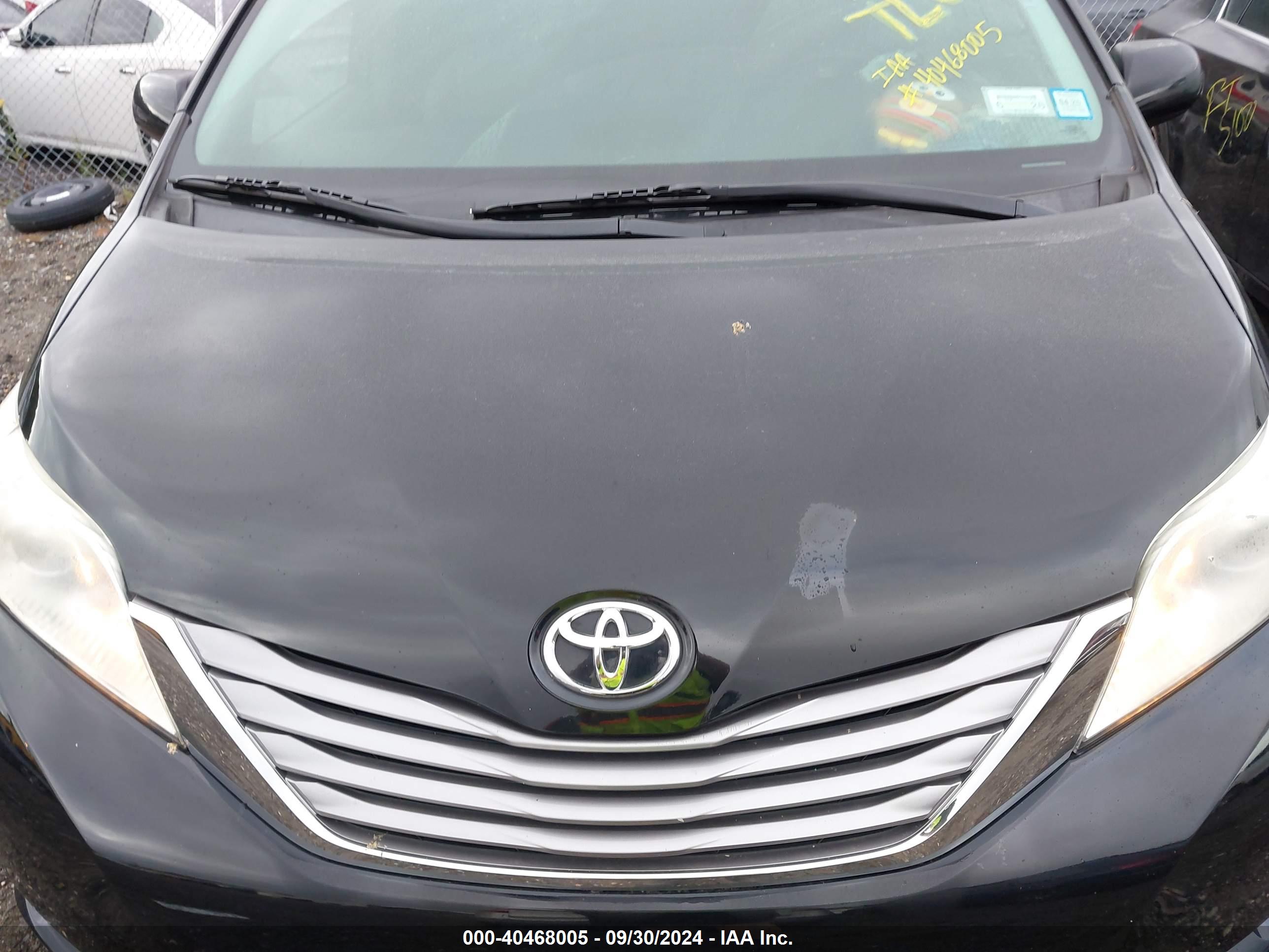 TOYOTA SIENNA image 10