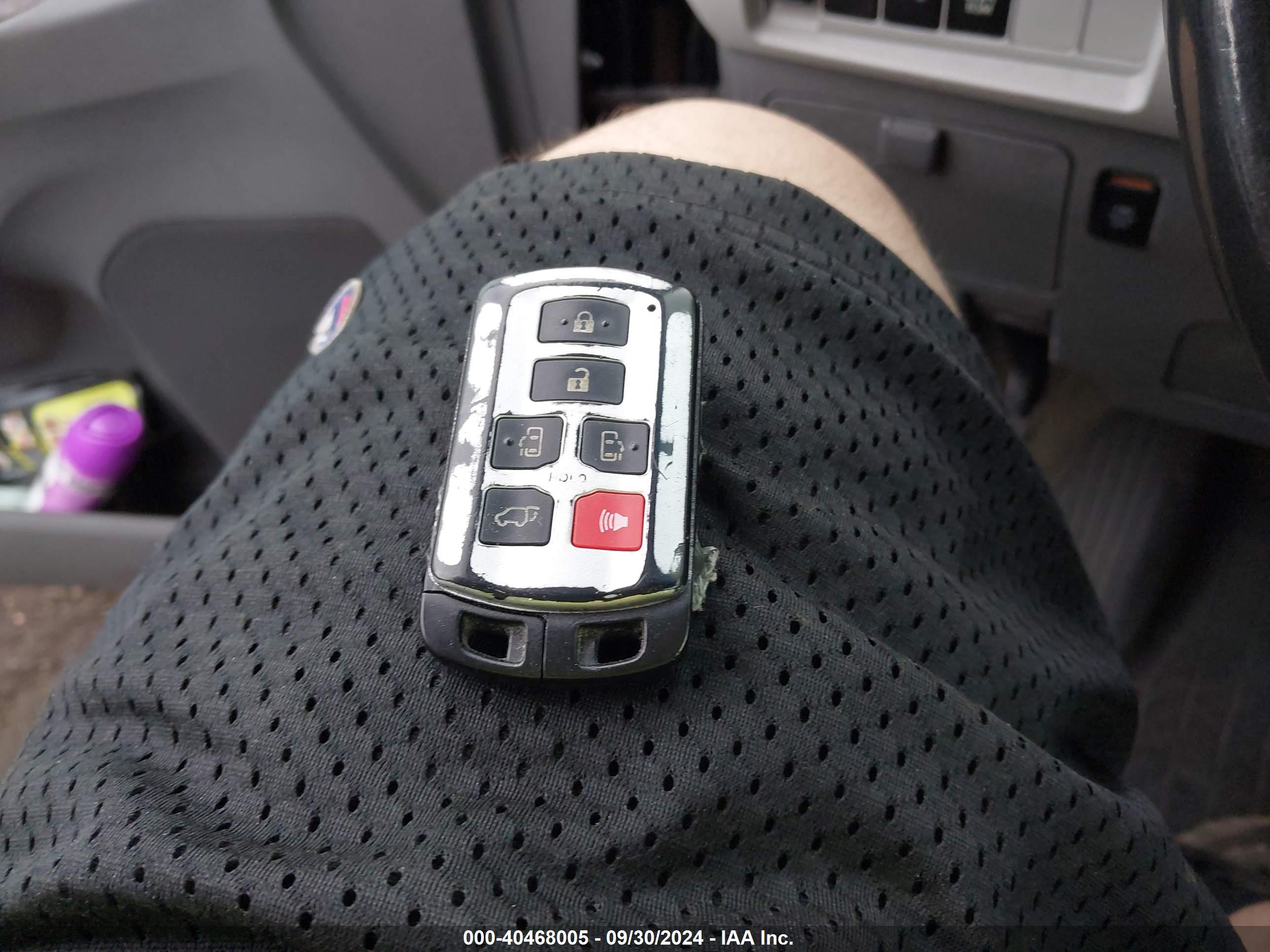 TOYOTA SIENNA image 11