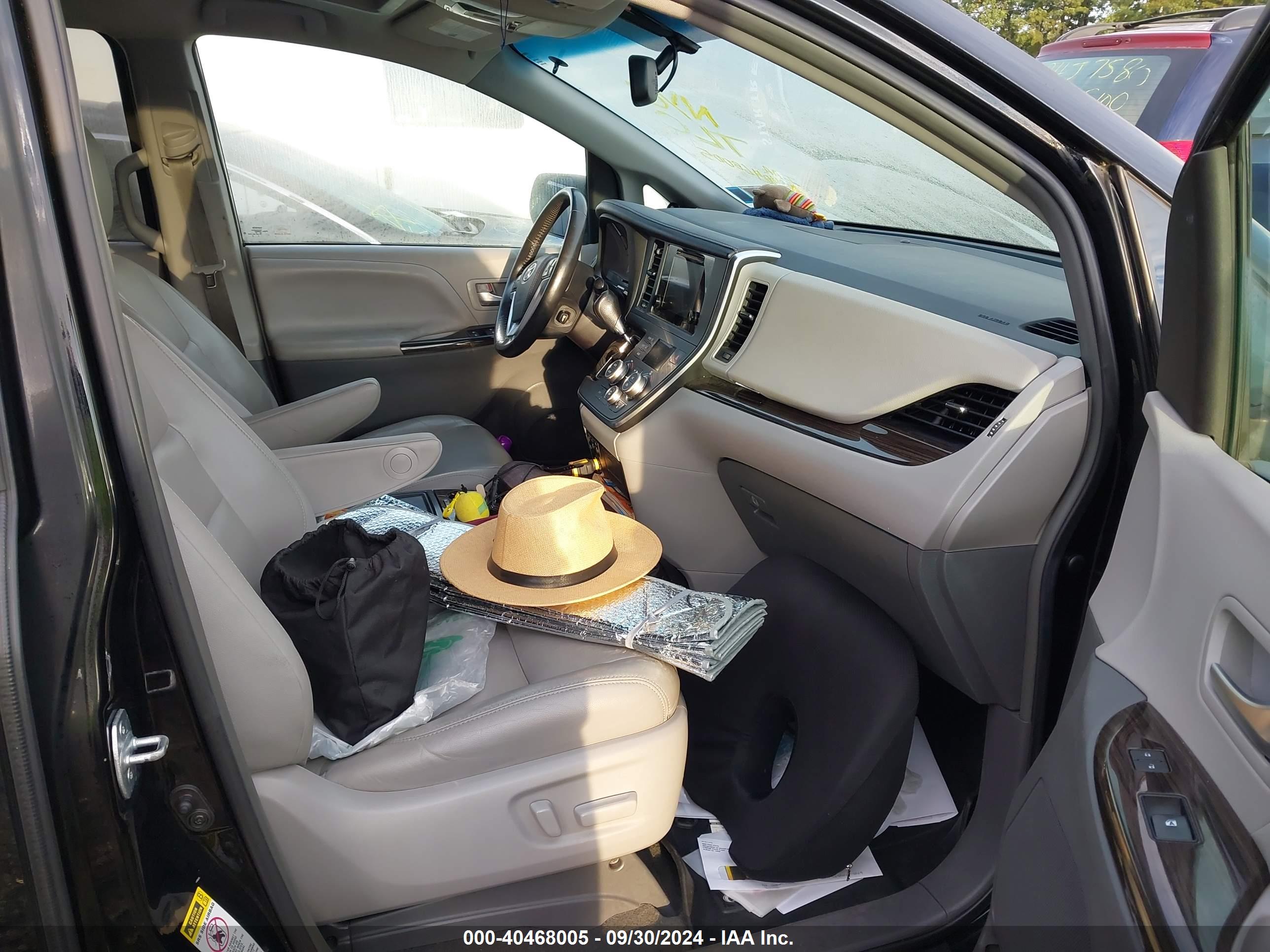 TOYOTA SIENNA image 5