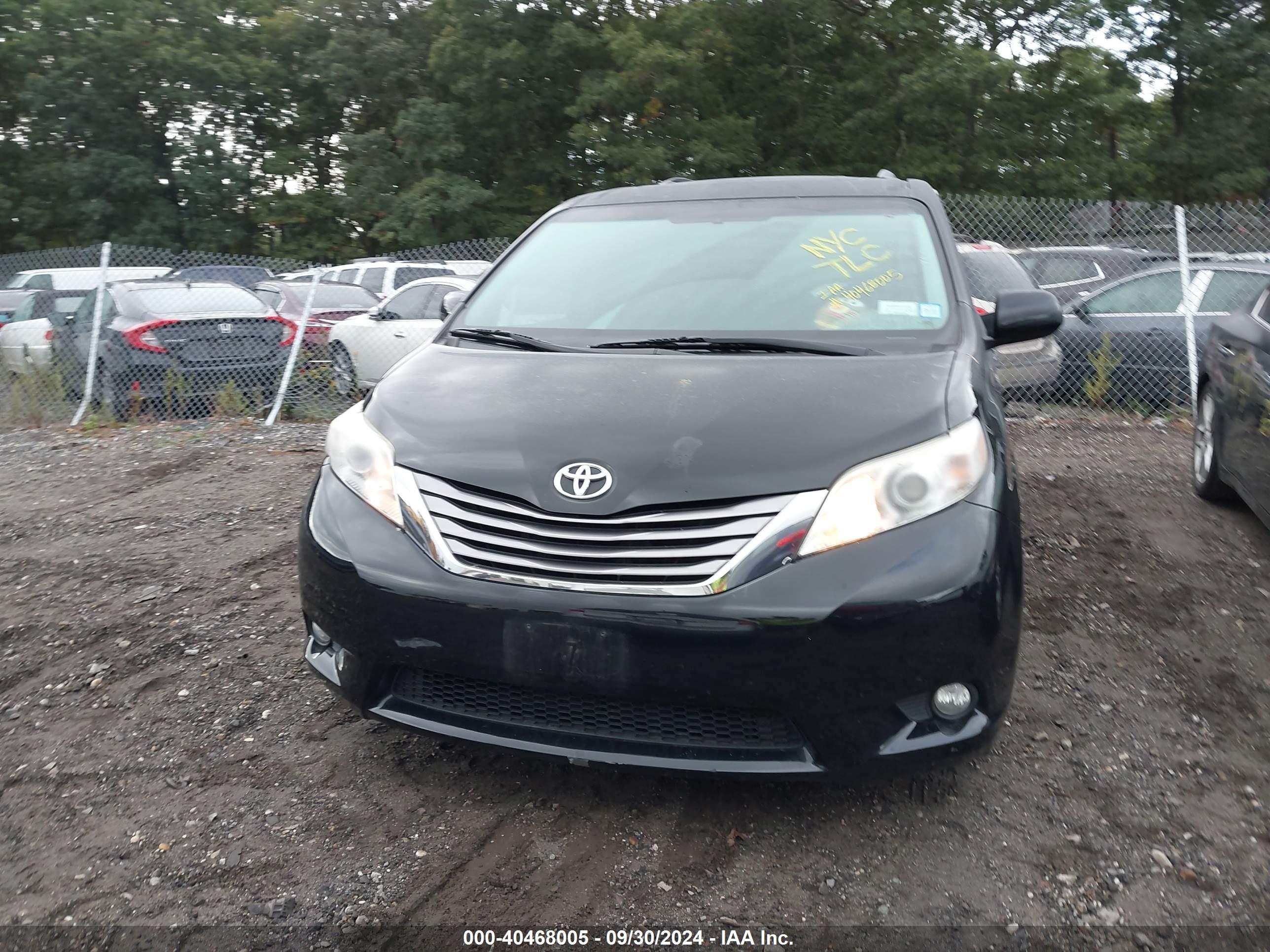 TOYOTA SIENNA image 6