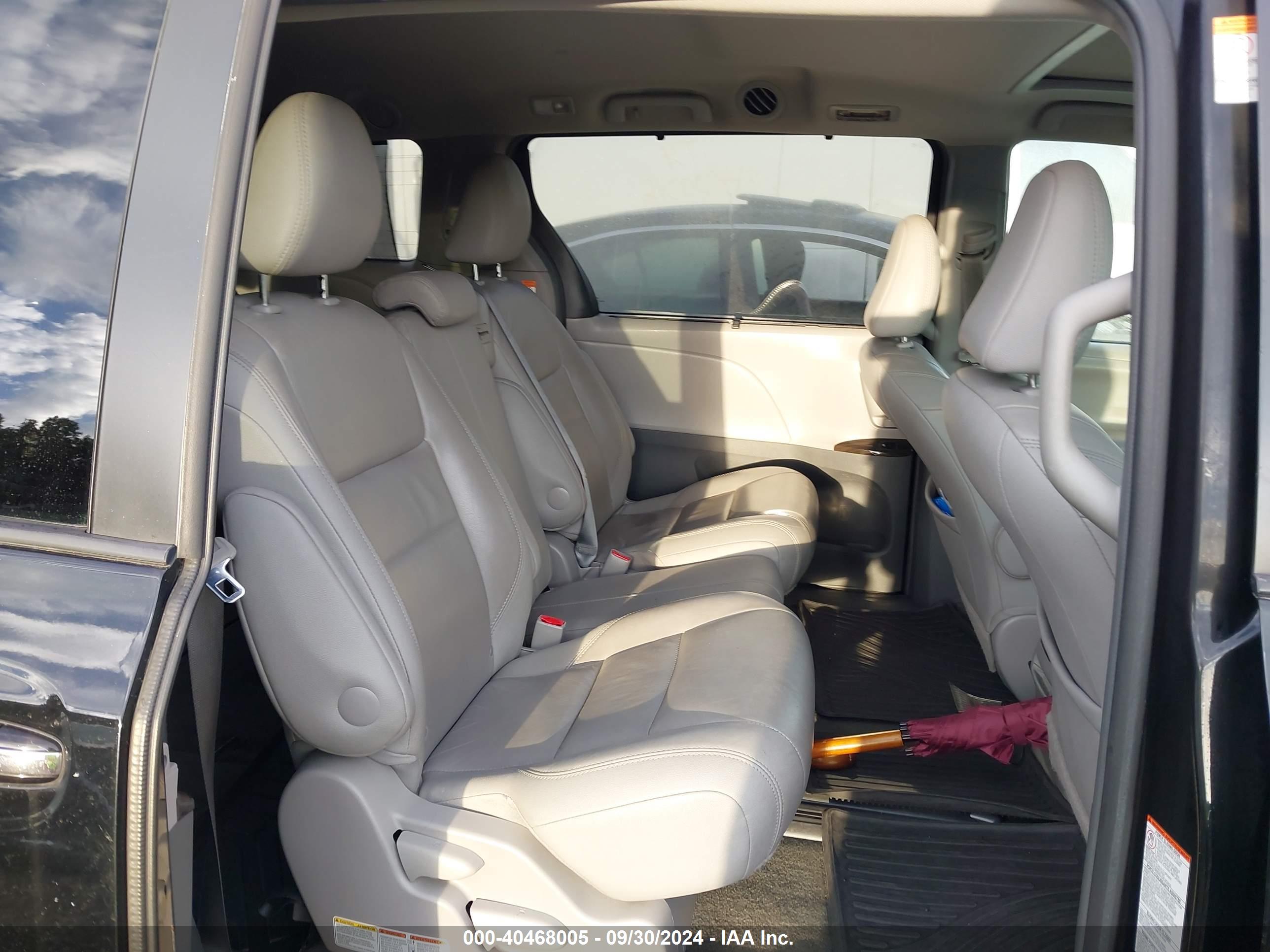 TOYOTA SIENNA image 8