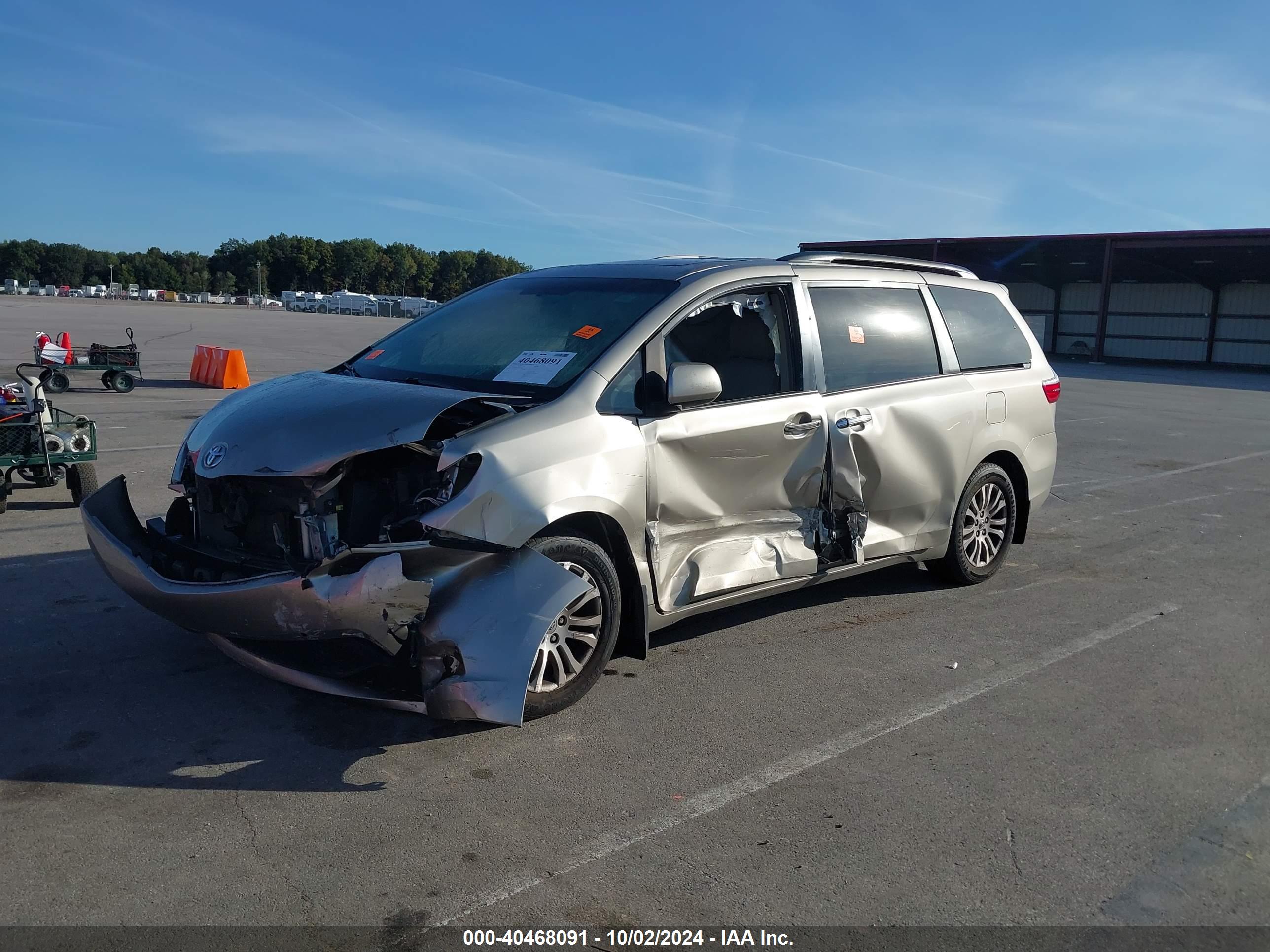 TOYOTA SIENNA image 2