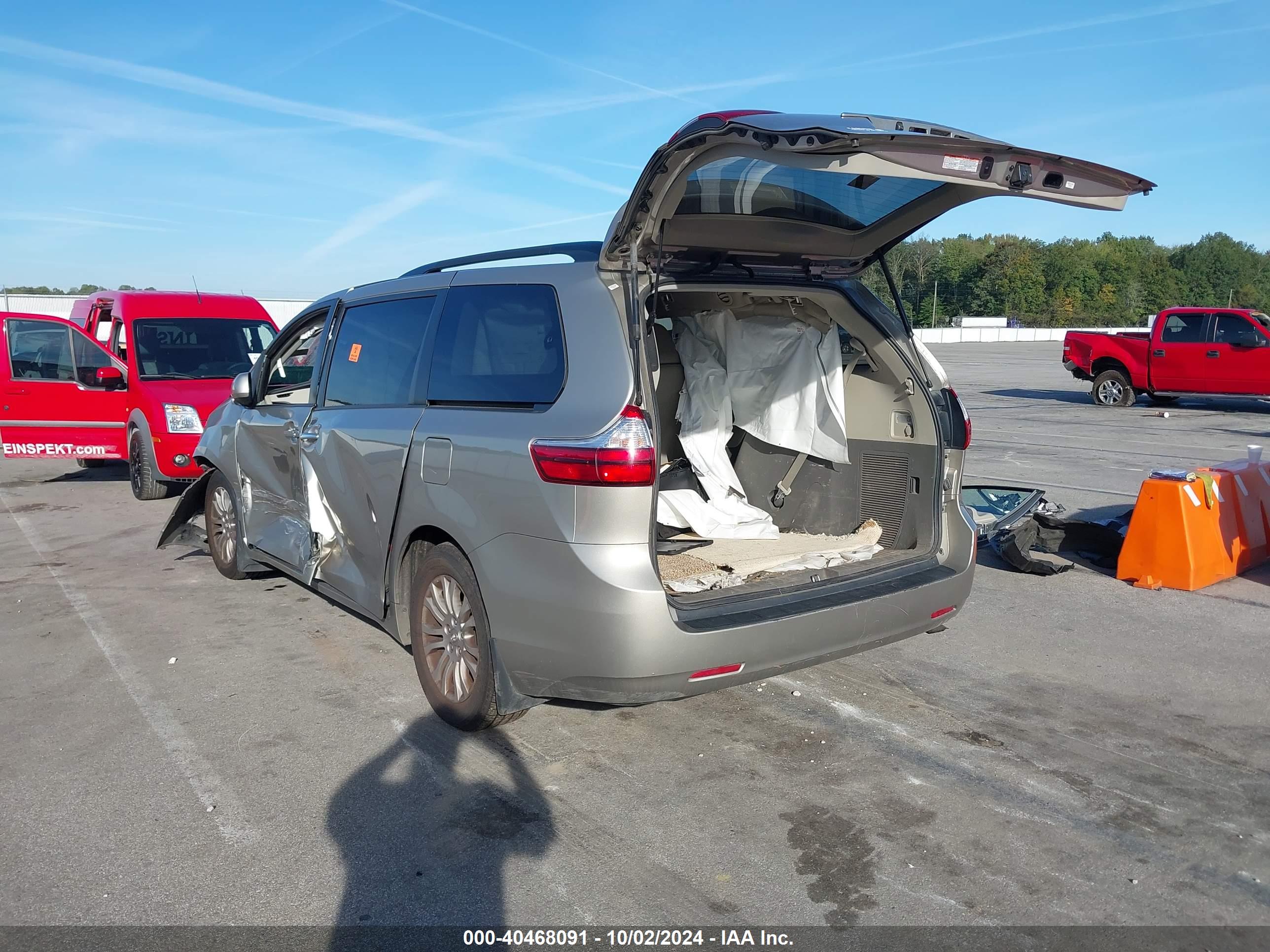 TOYOTA SIENNA image 3