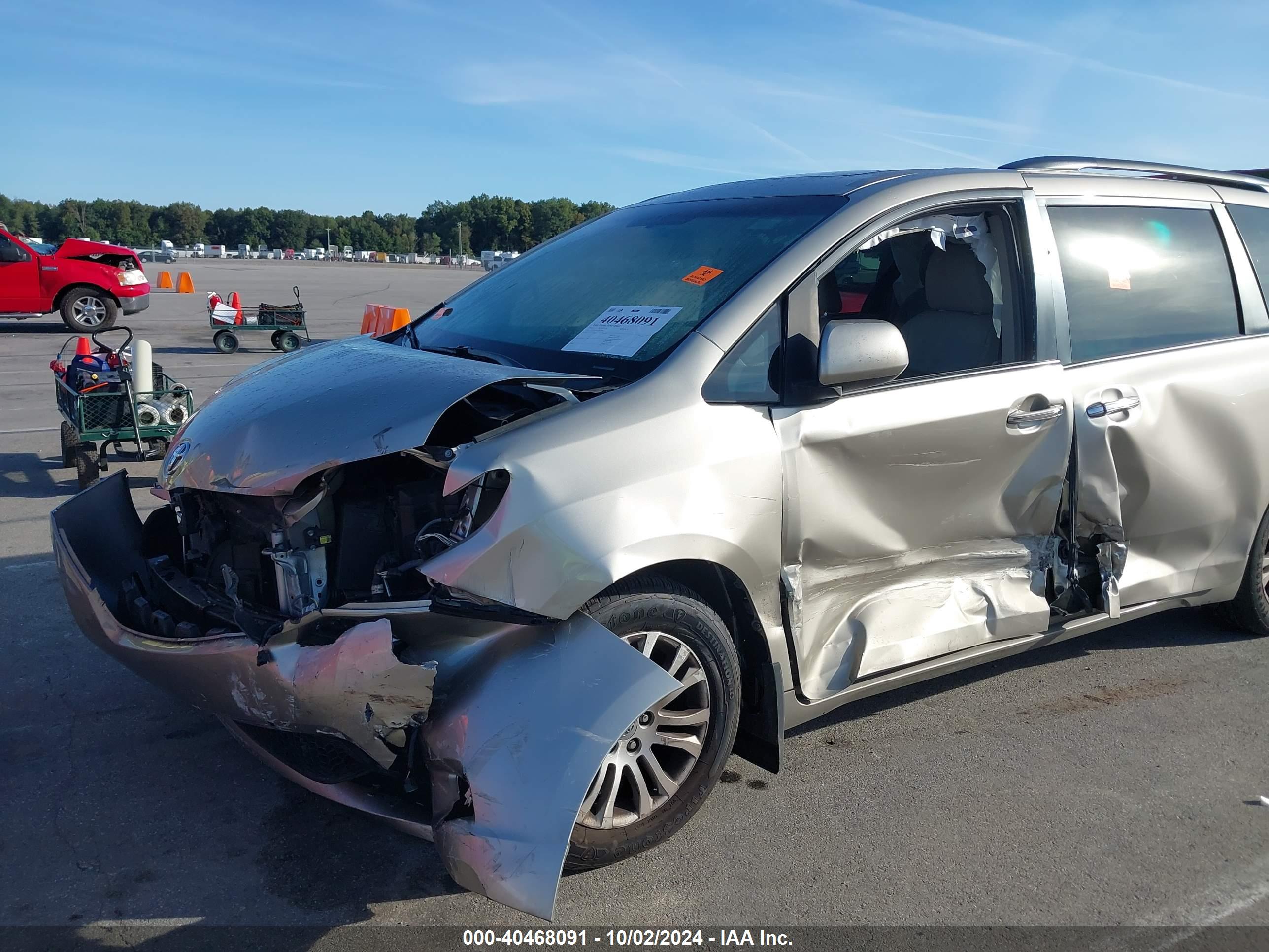 TOYOTA SIENNA image 6