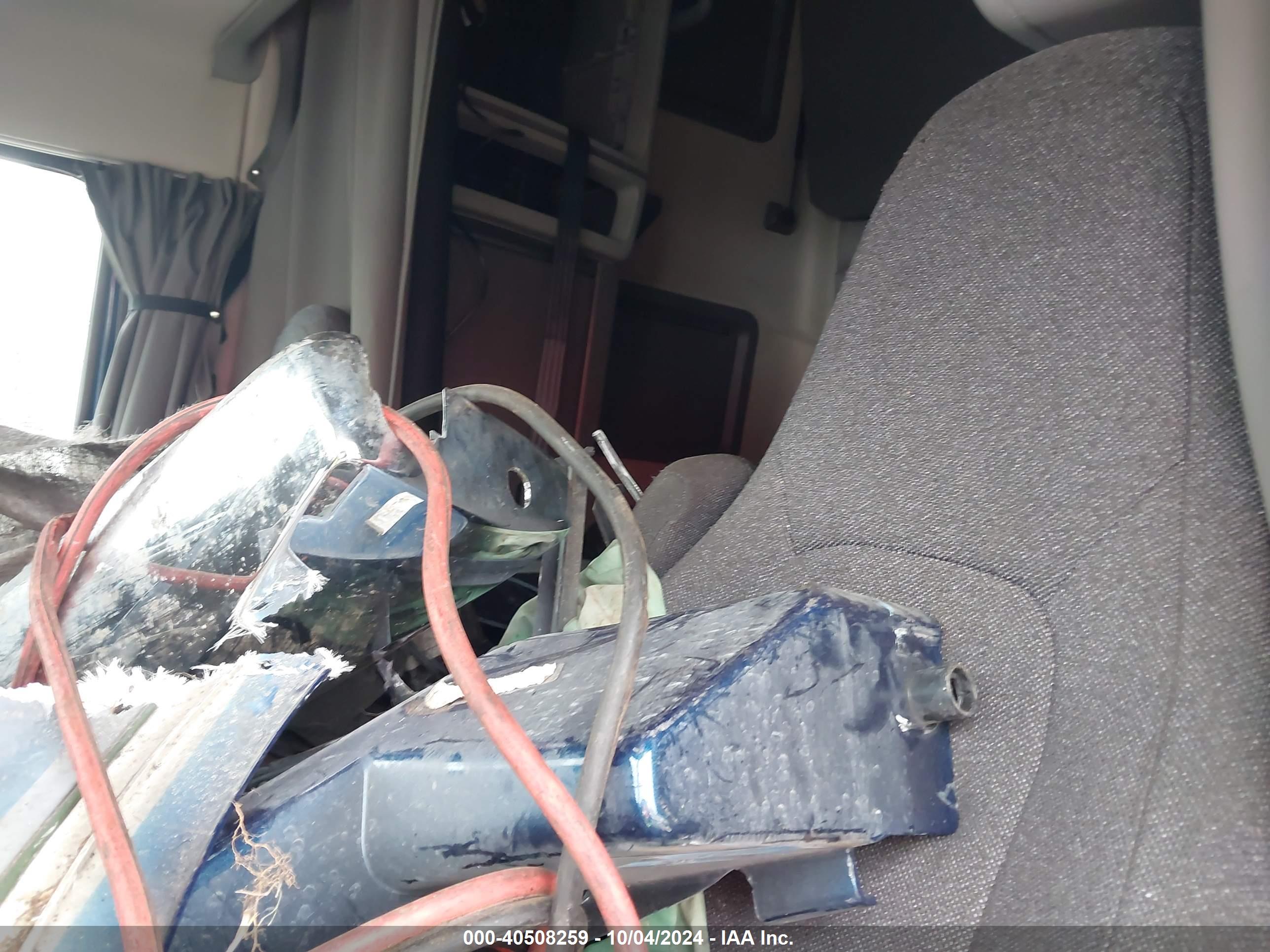 VOLVO VNL image 8