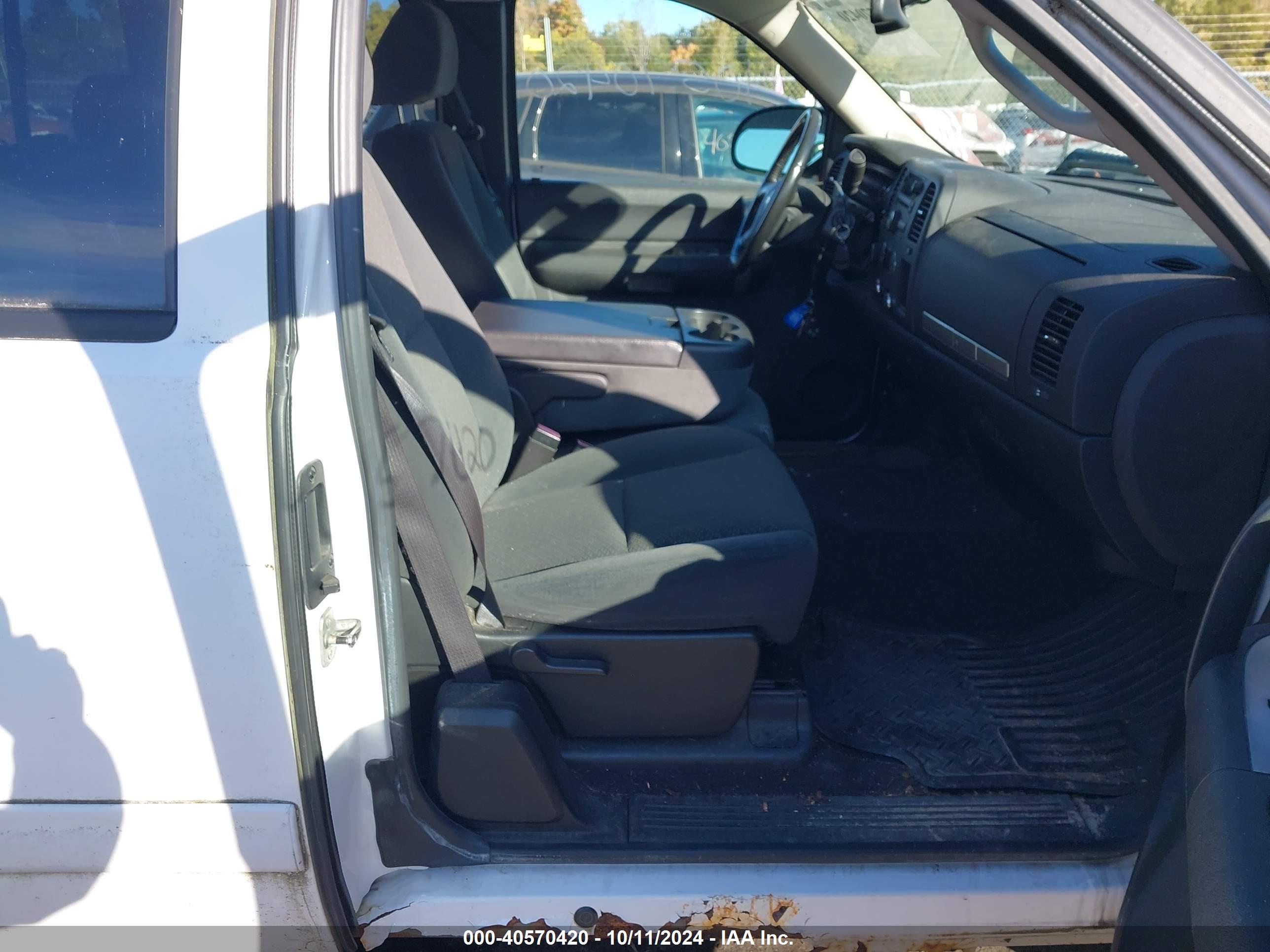 CHEVROLET SILVERADO image 5