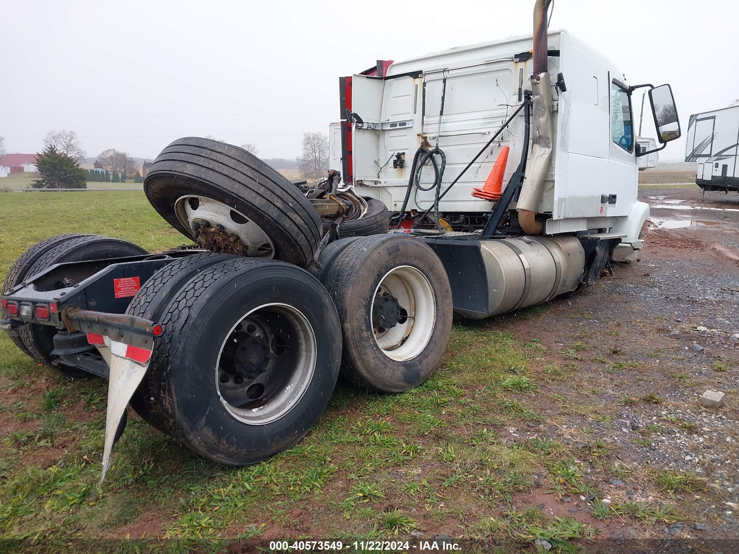 VOLVO VNM image 4