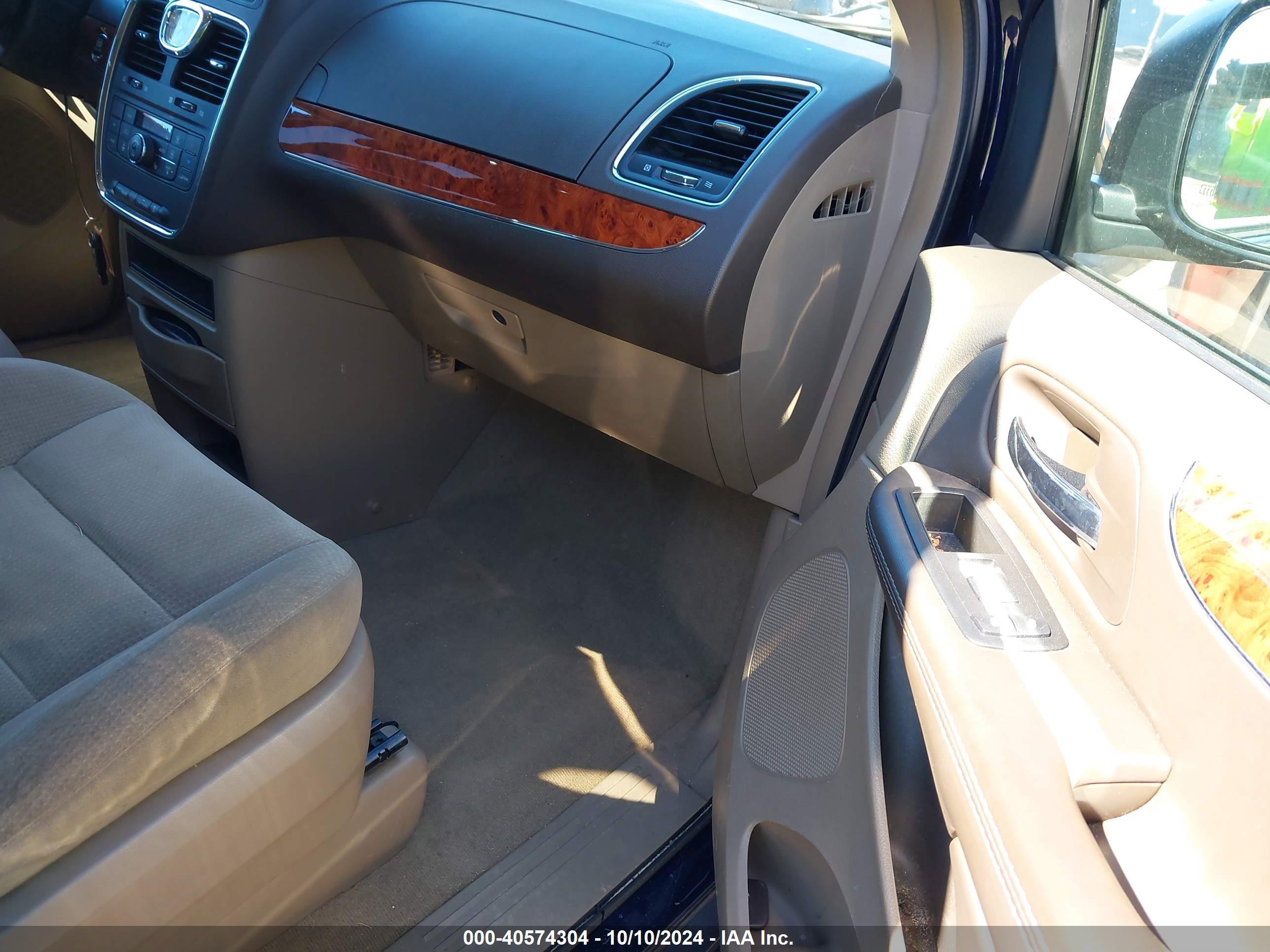 CHRYSLER TOWN image 5