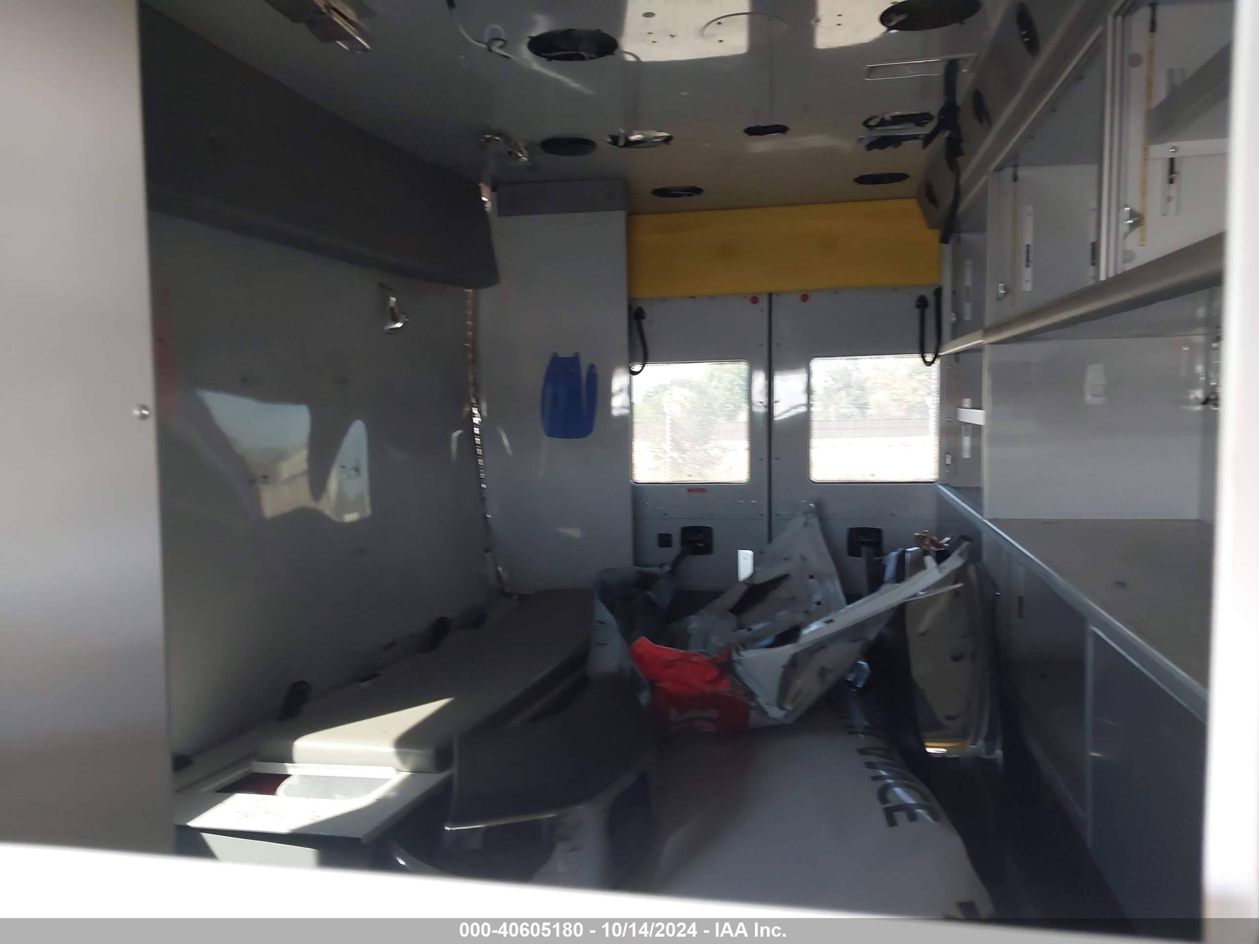 FORD E-450 image 8