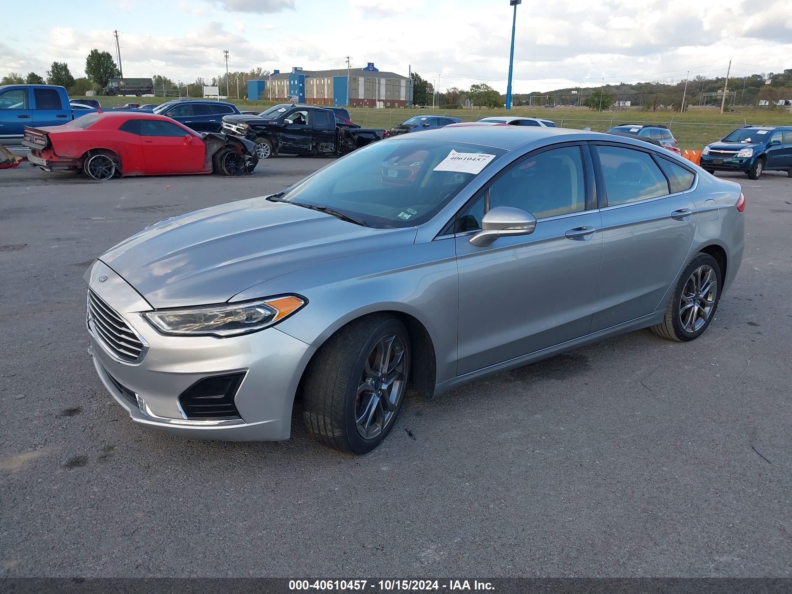 FORD FUSION image 2