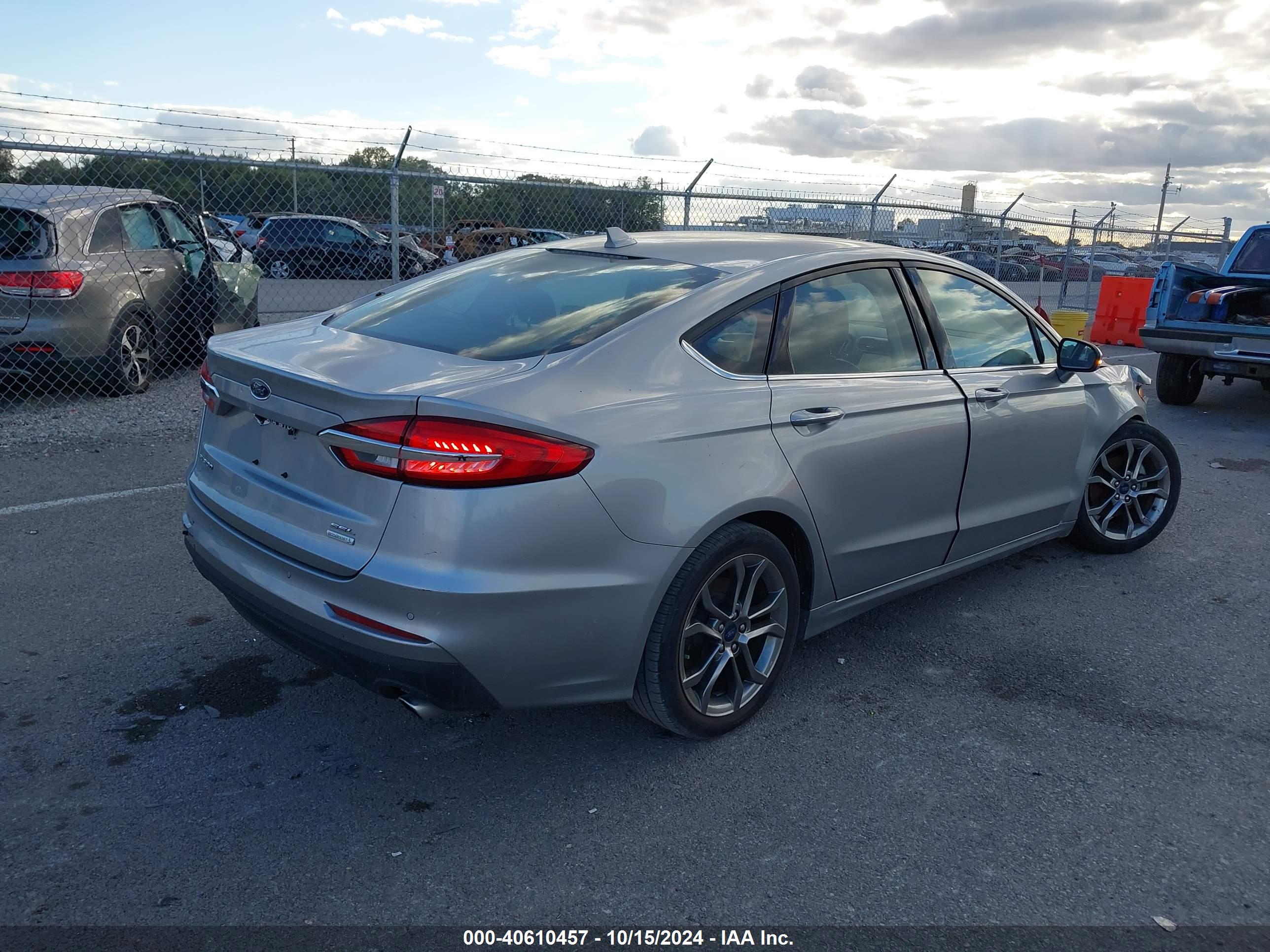 FORD FUSION image 4