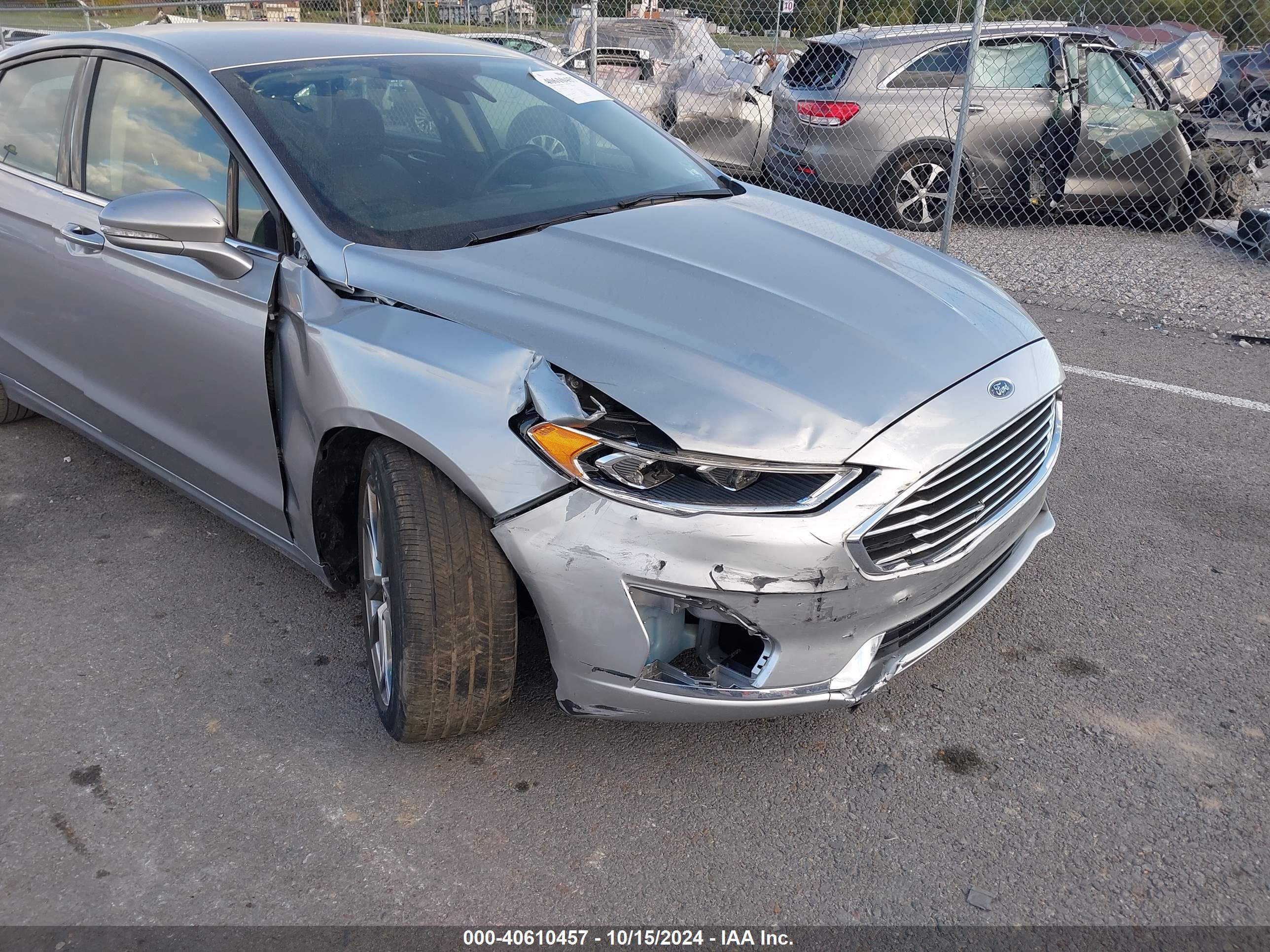 FORD FUSION image 6