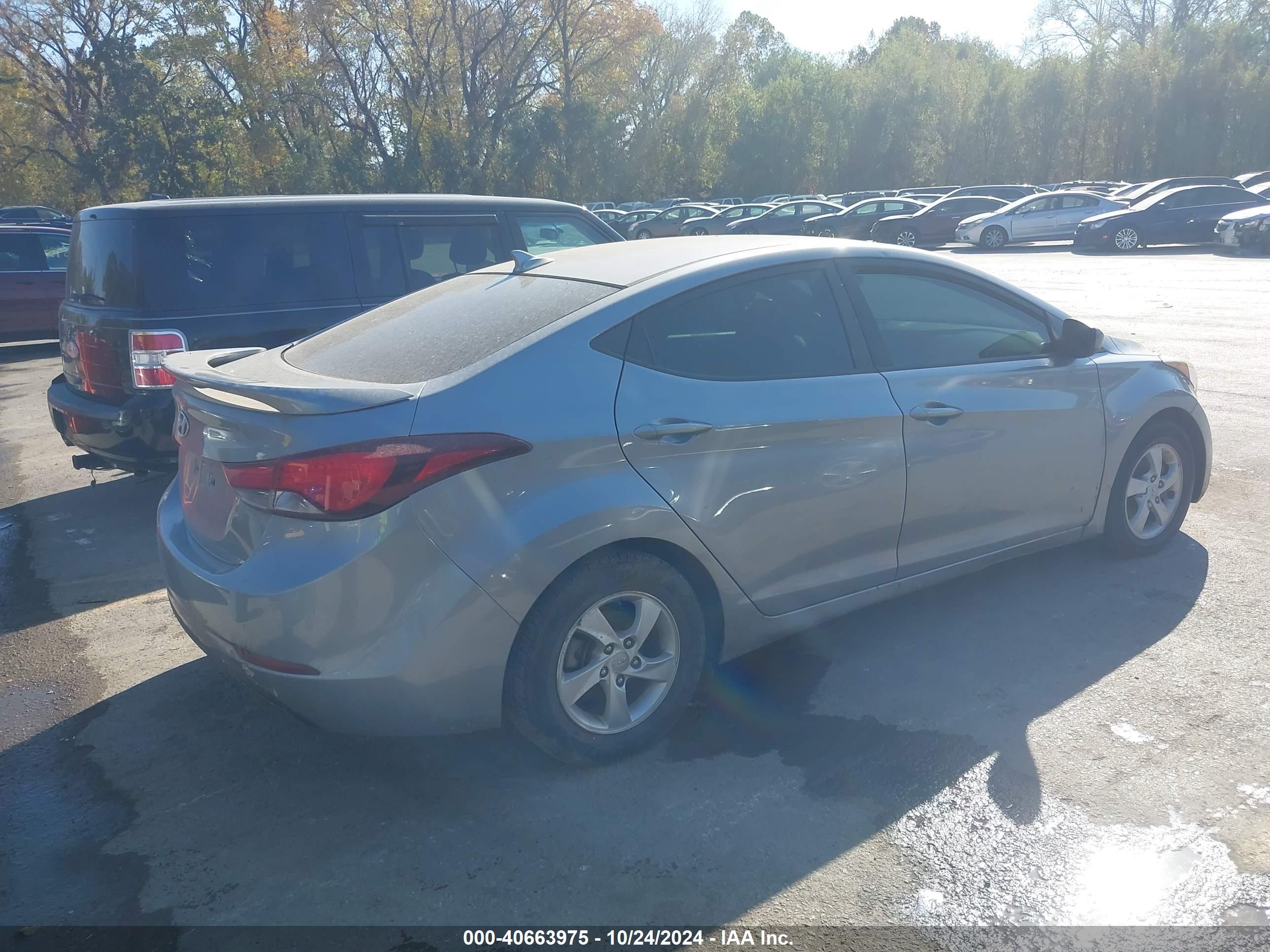 HYUNDAI ELANTRA image 4