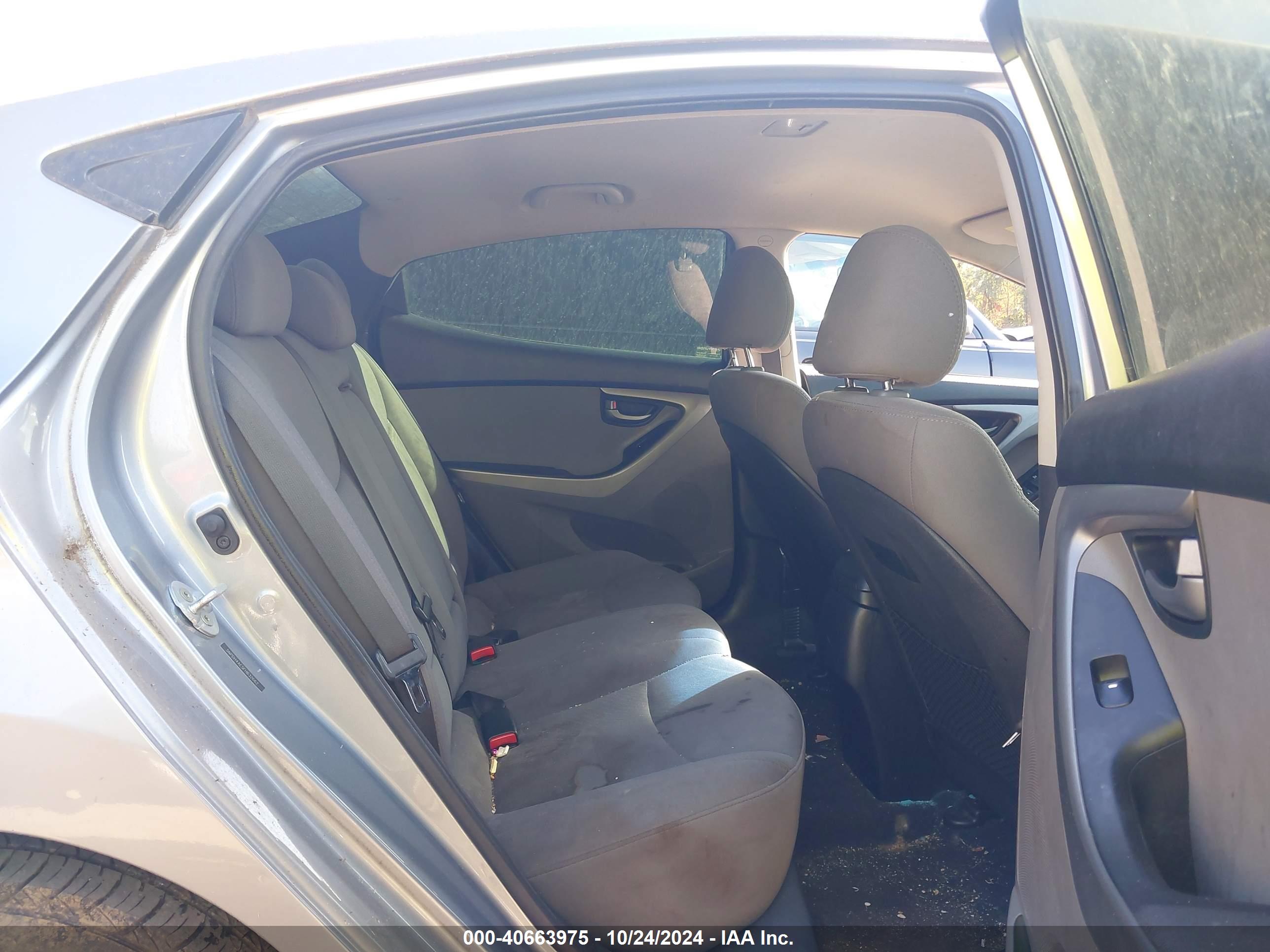 HYUNDAI ELANTRA image 8