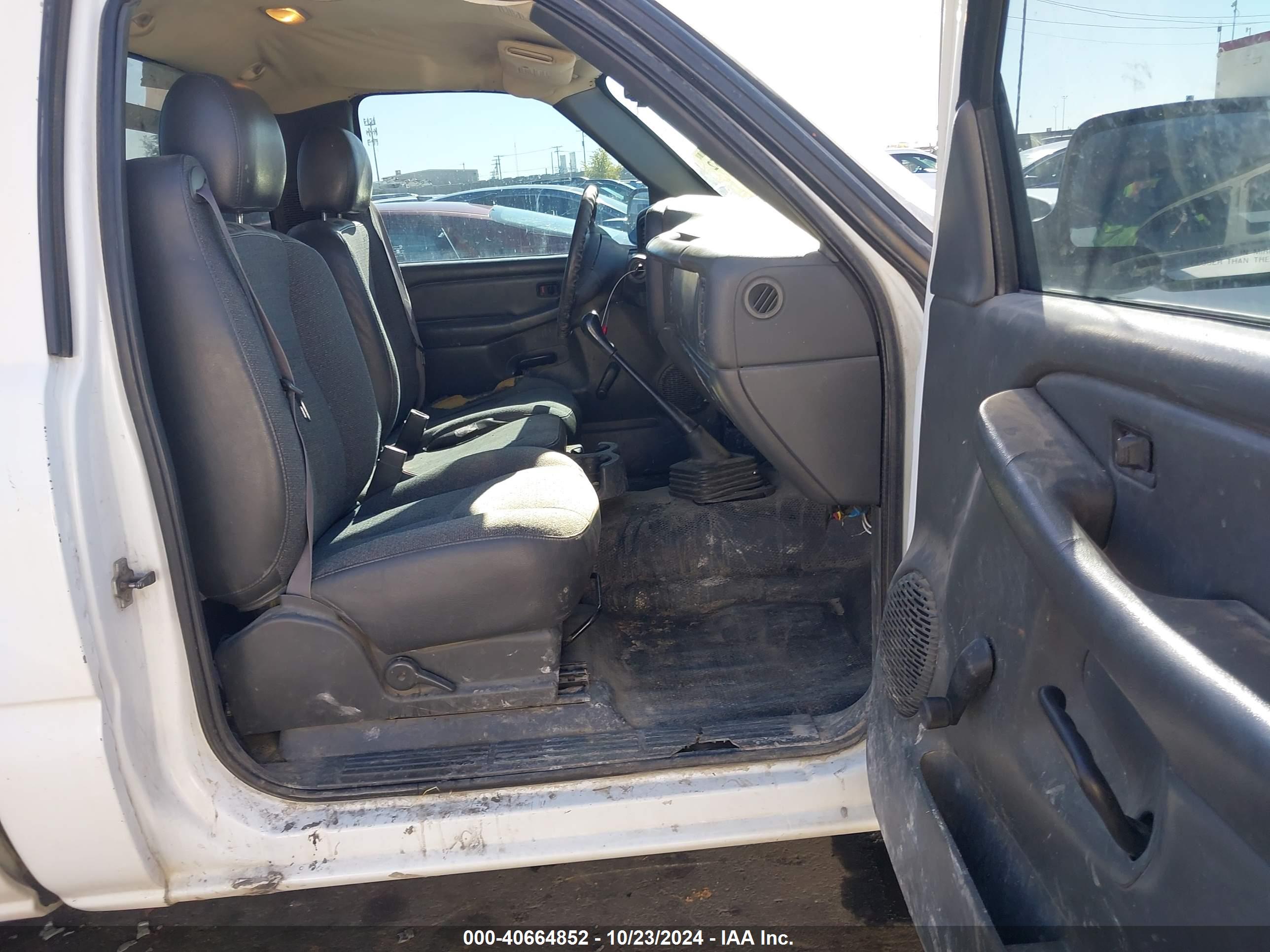 CHEVROLET SILVERADO image 5