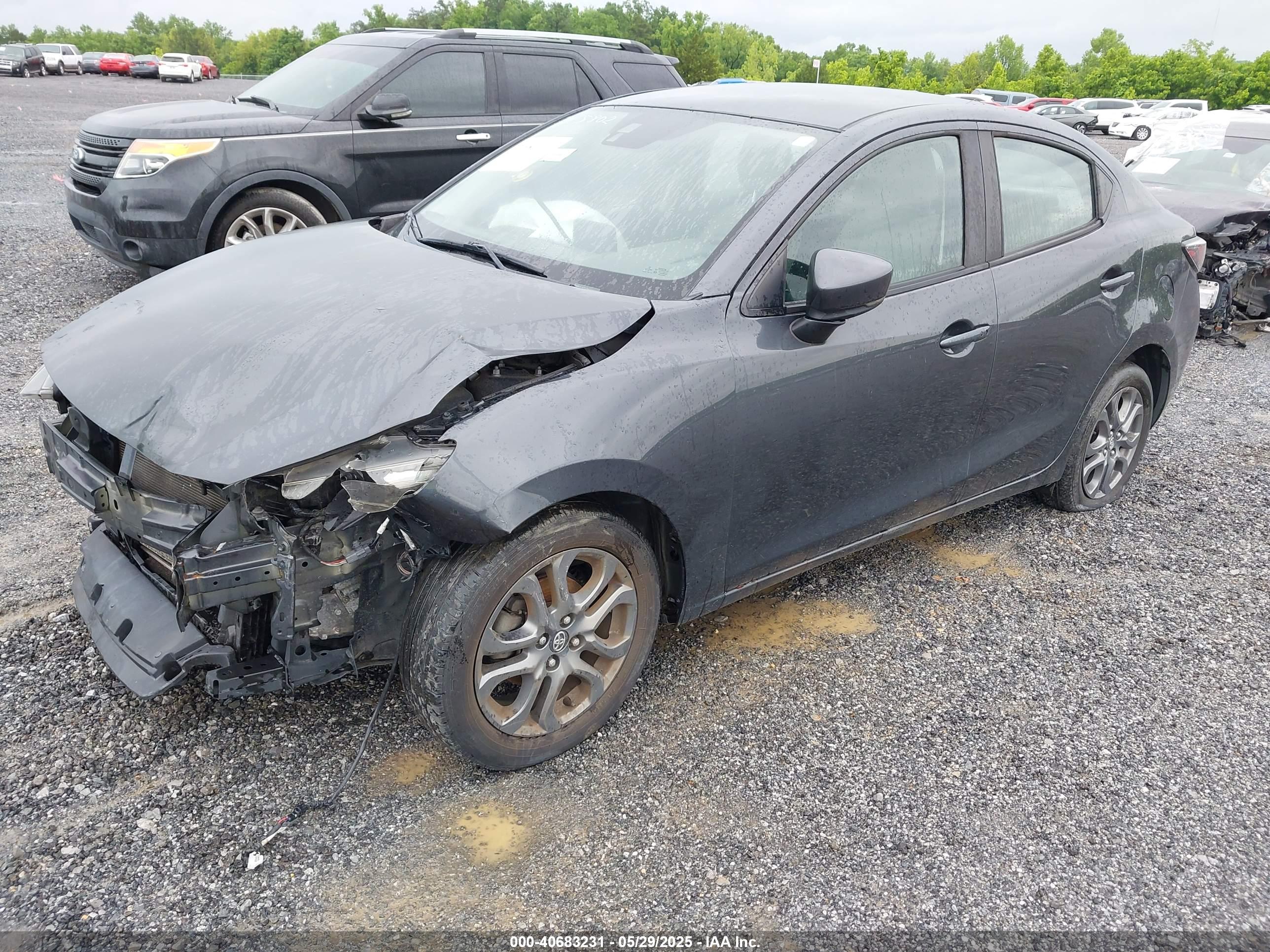 TOYOTA YARIS image 2