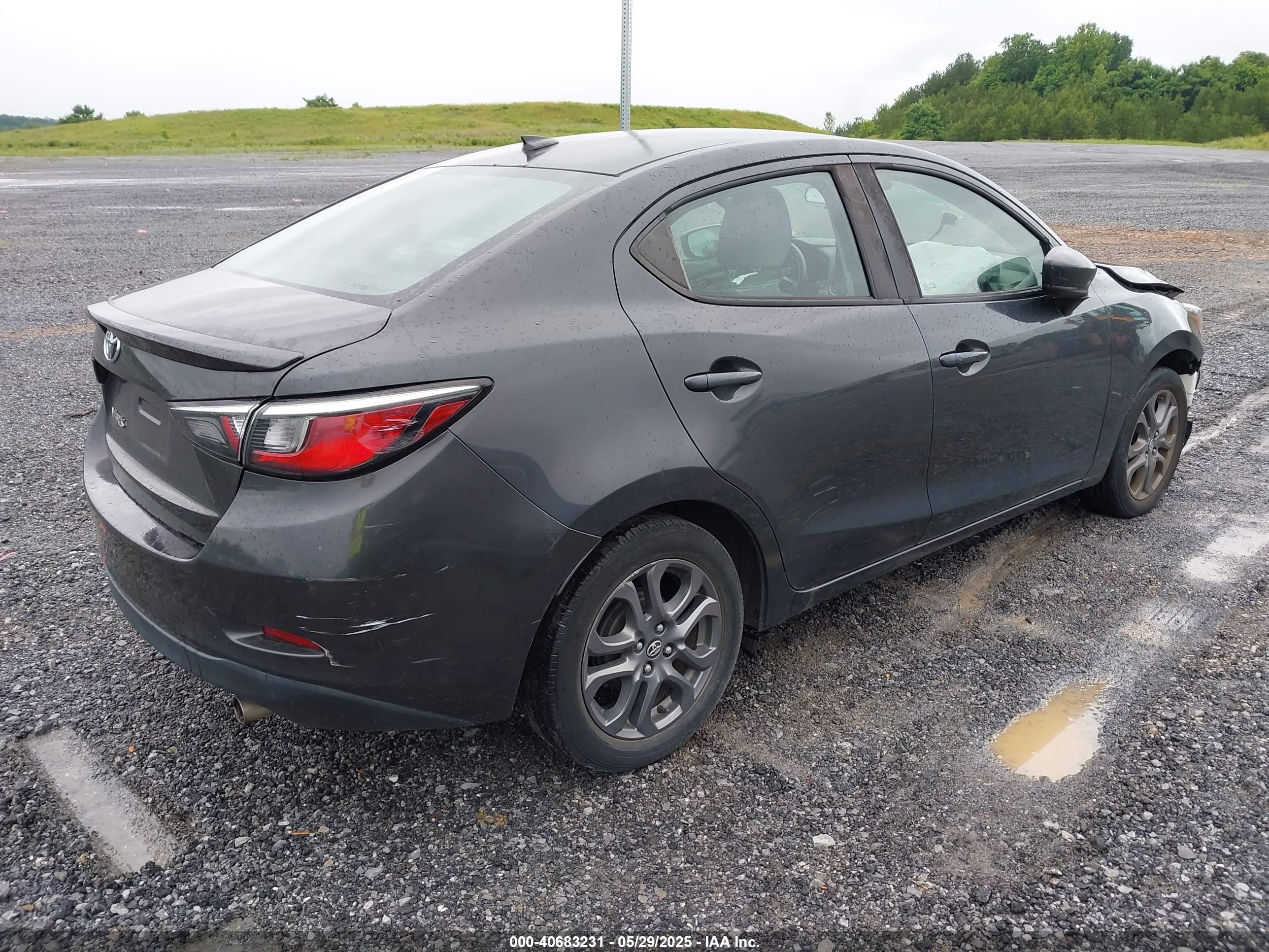 TOYOTA YARIS image 4