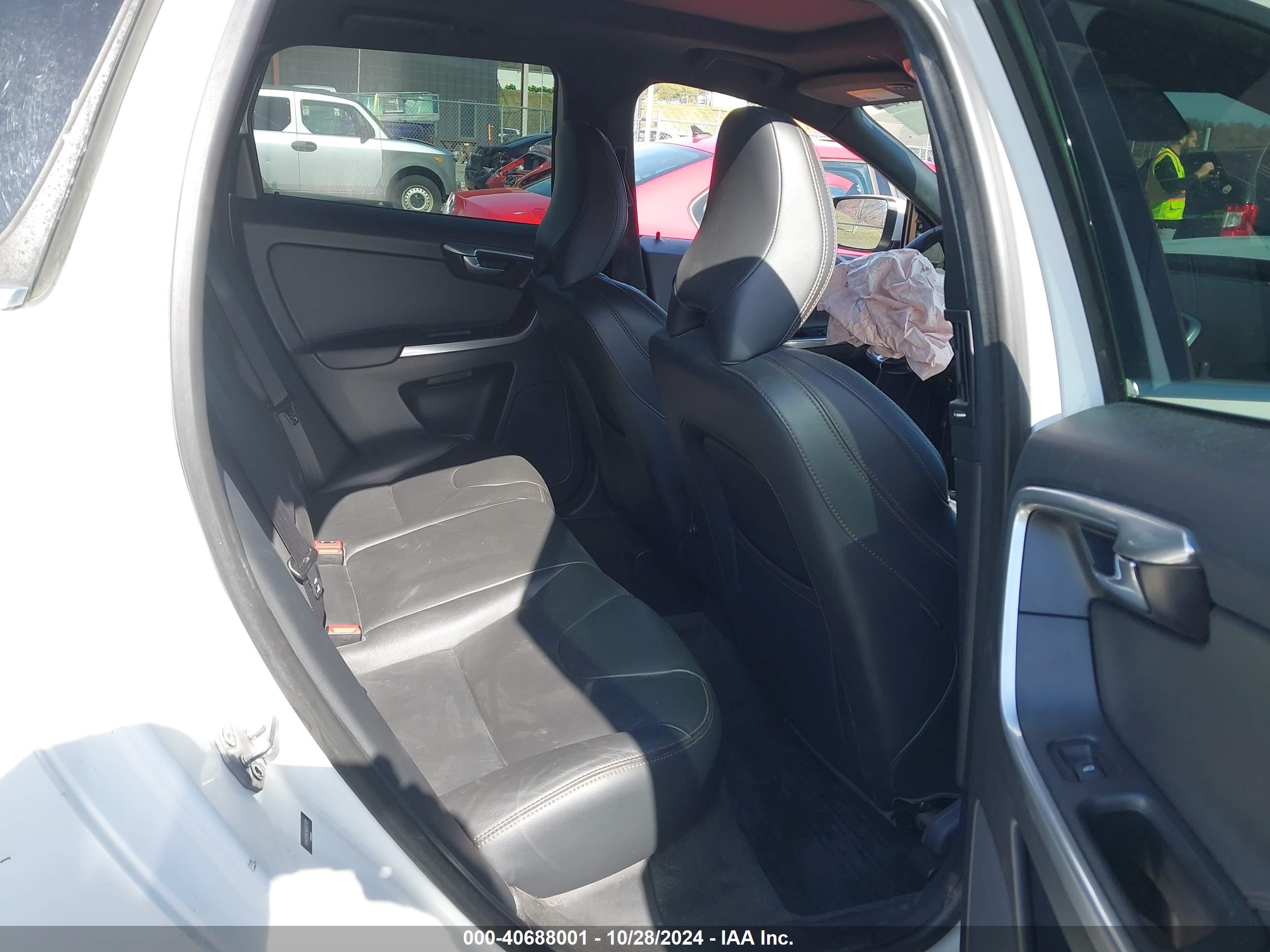 VOLVO XC60 image 8