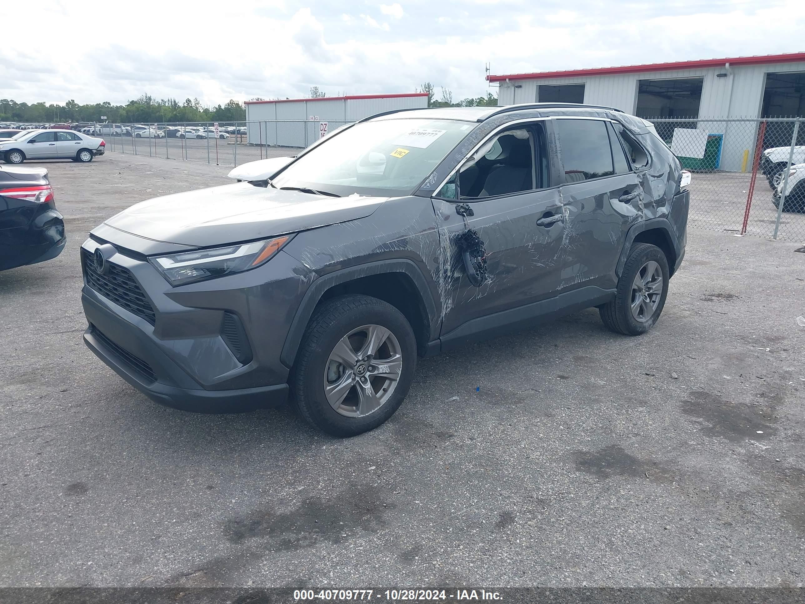 TOYOTA RAV4 image 2