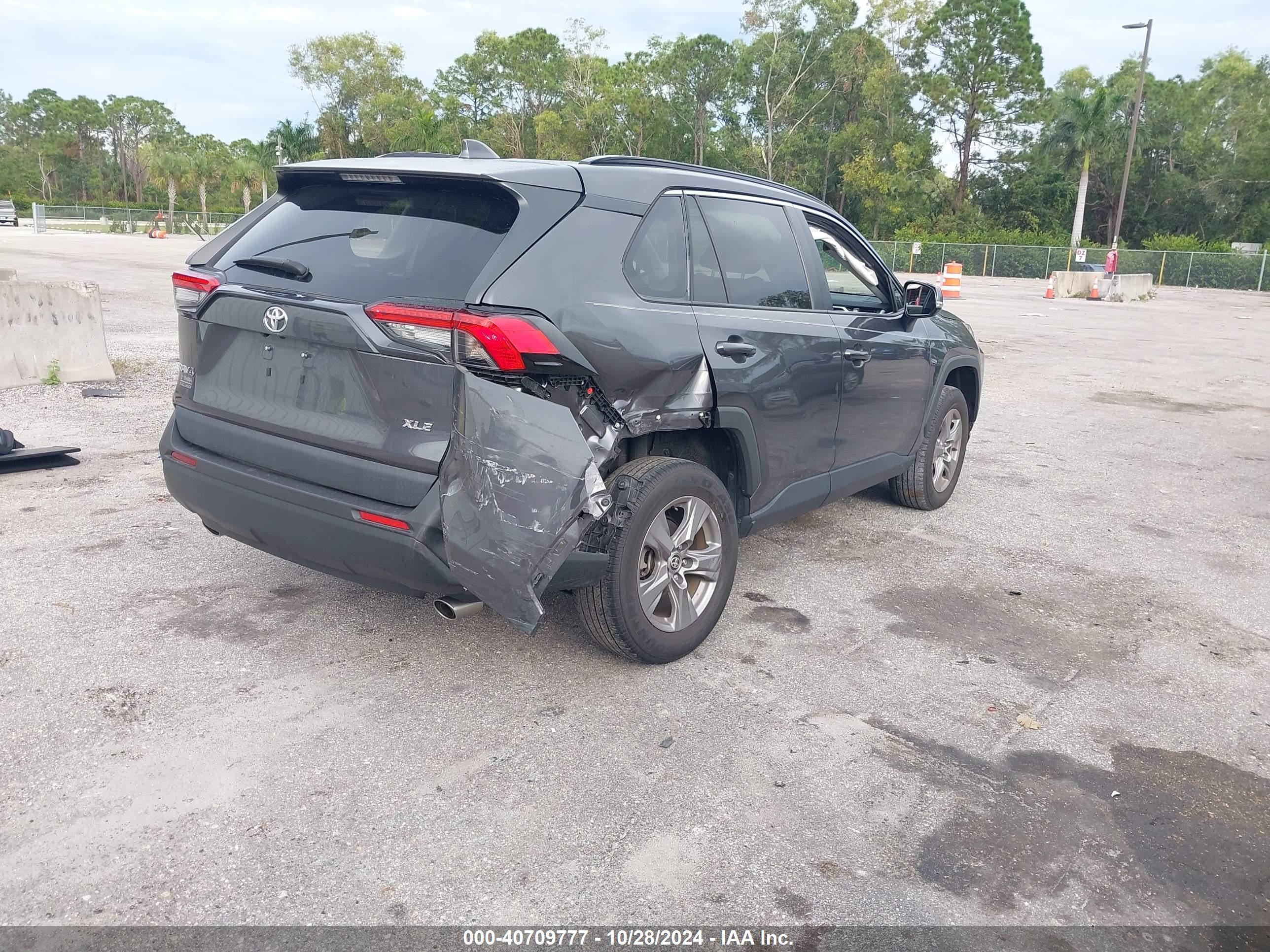 TOYOTA RAV4 image 4