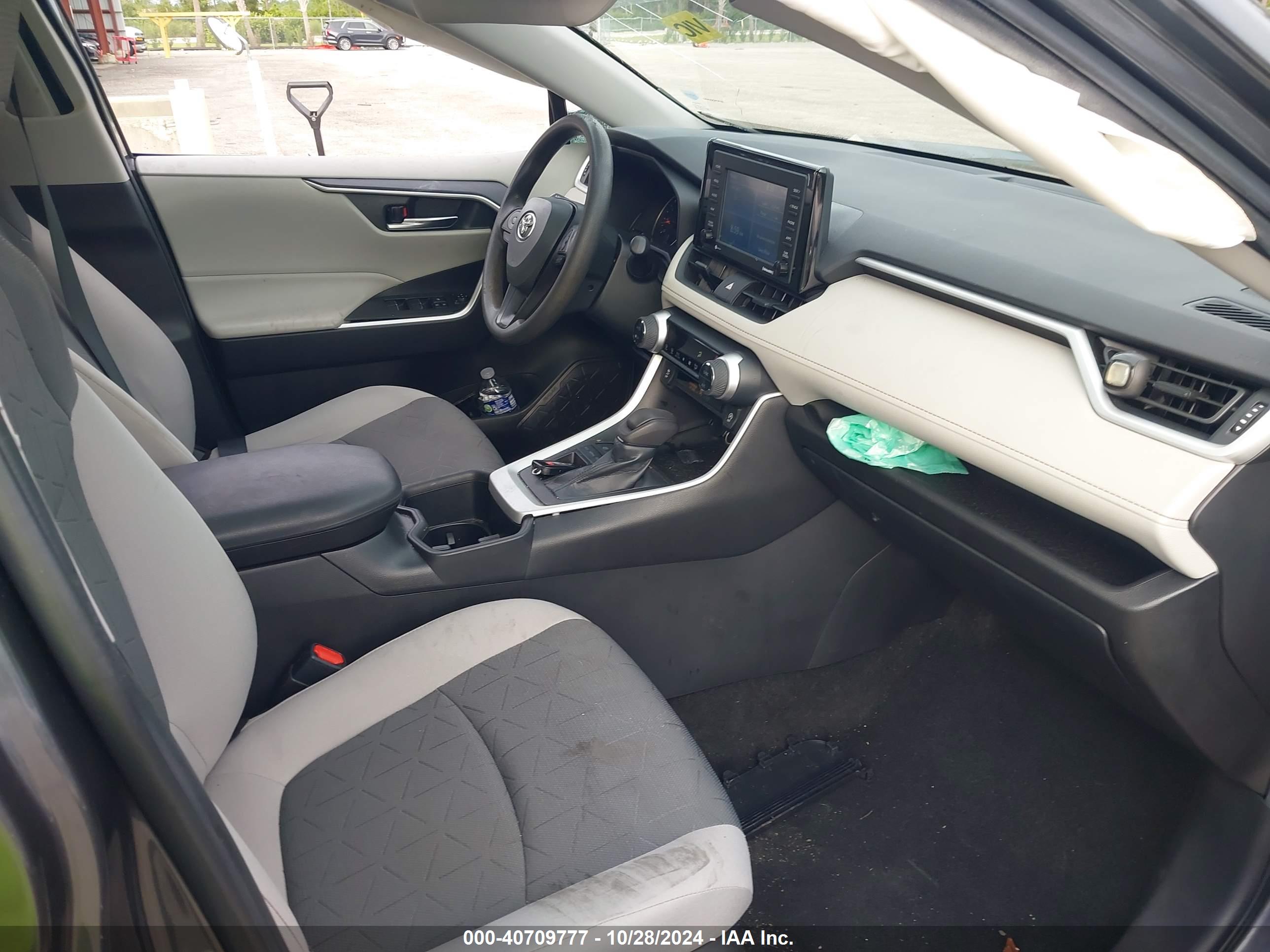 TOYOTA RAV4 image 5
