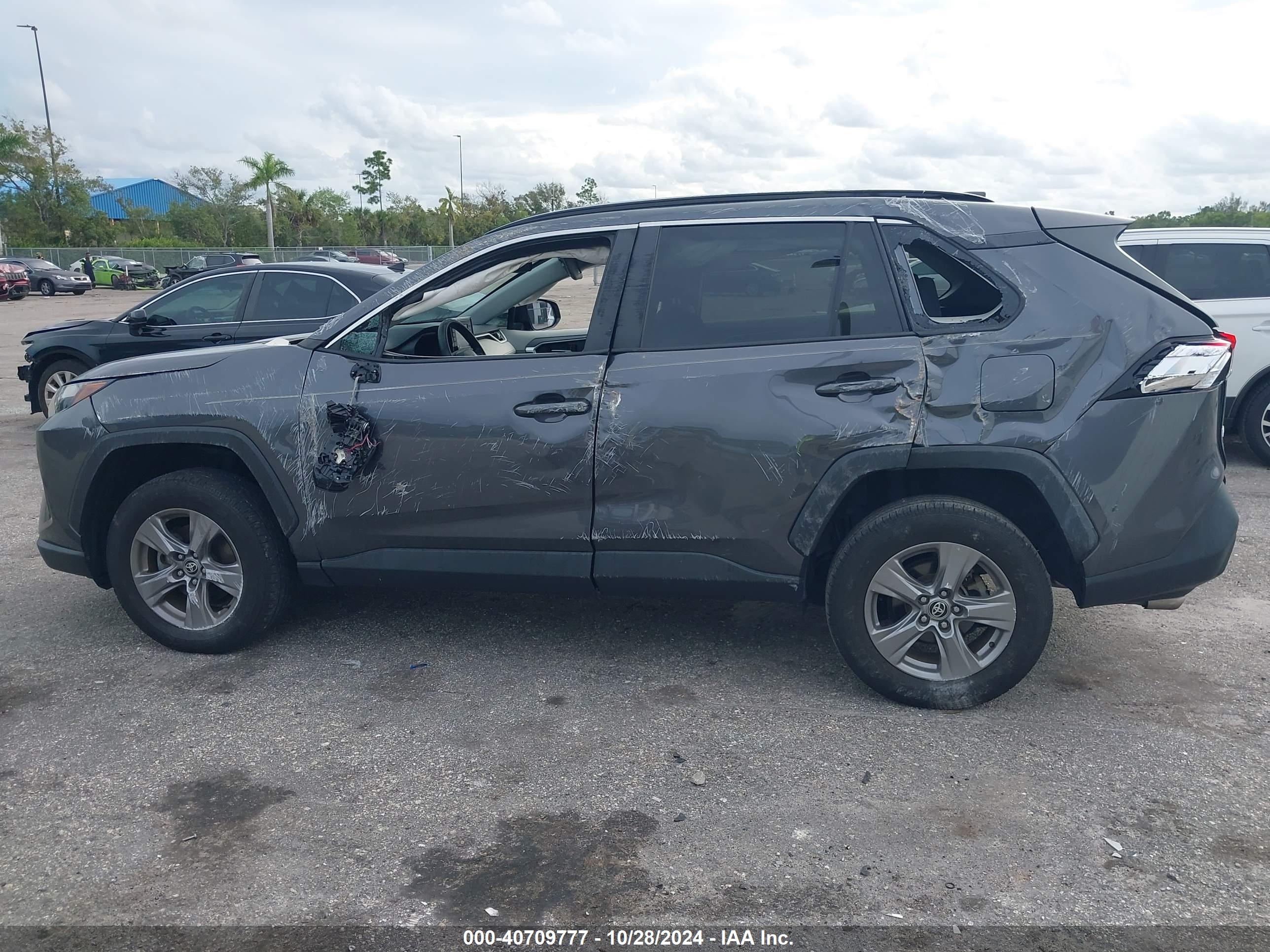 TOYOTA RAV4 image 6