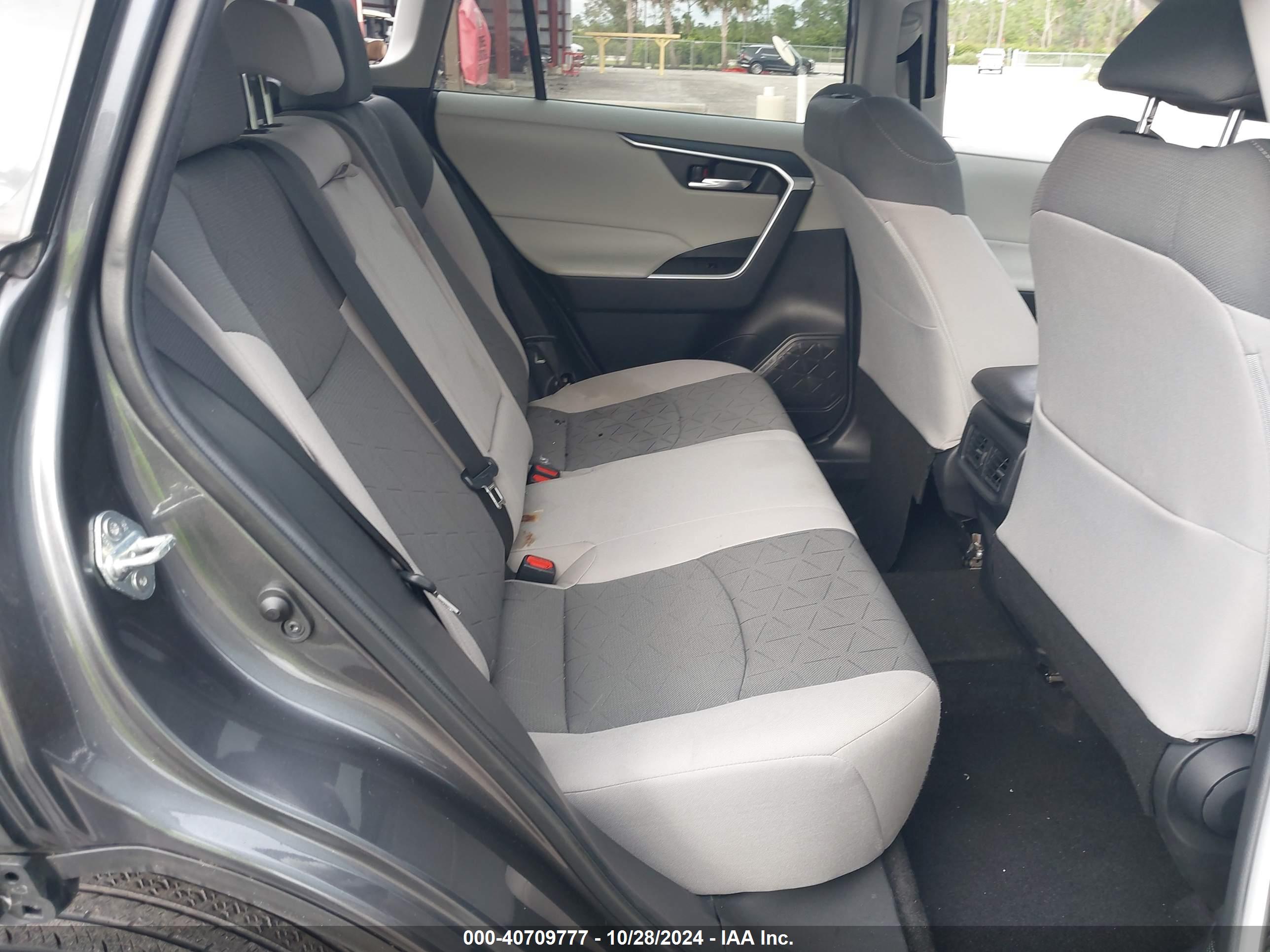 TOYOTA RAV4 image 8