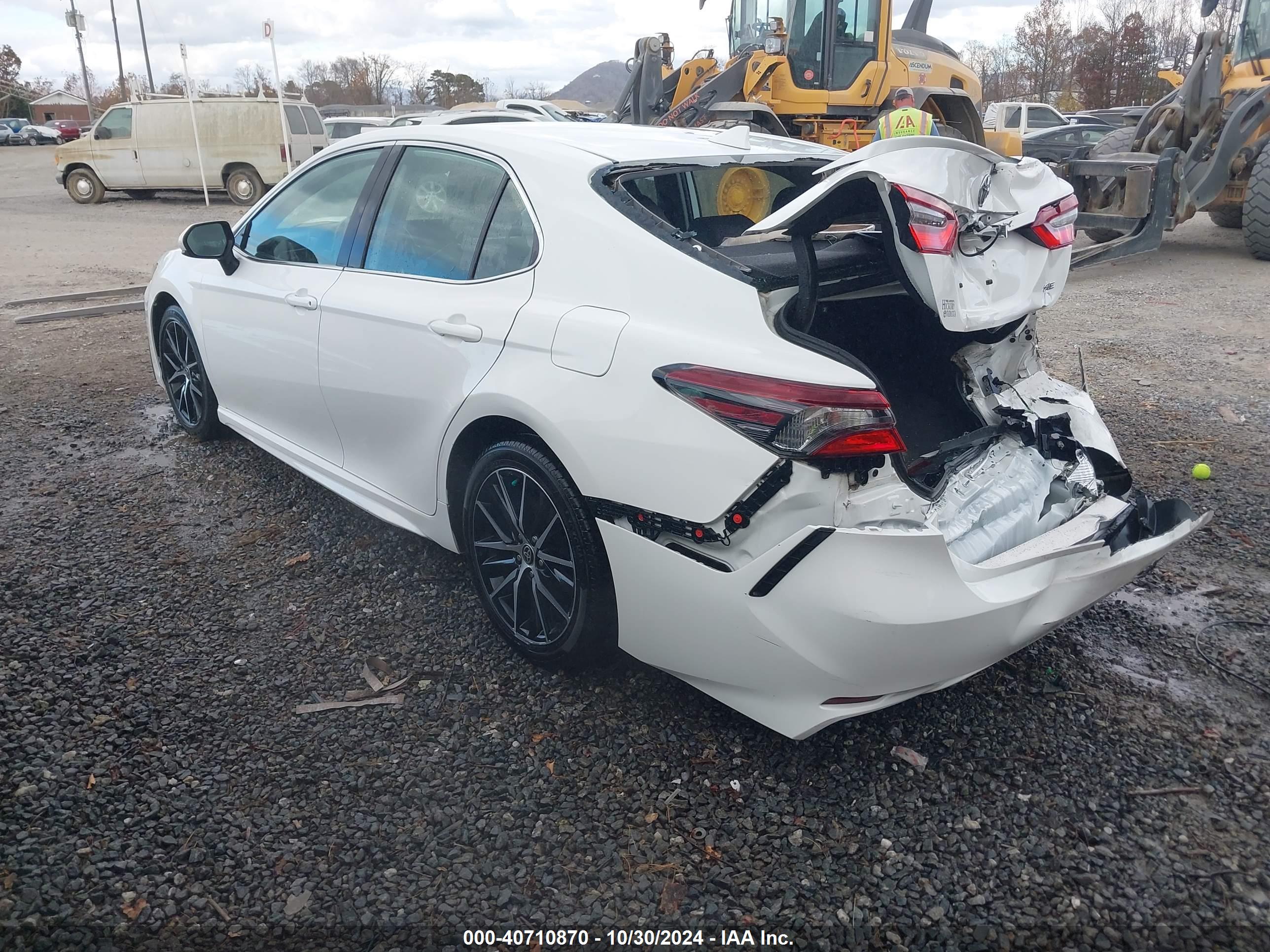 TOYOTA CAMRY image 3