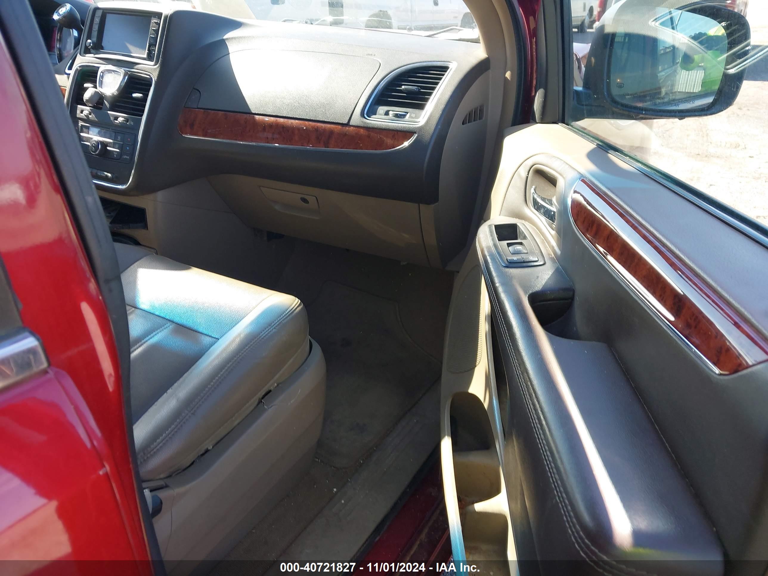 CHRYSLER TOWN image 5