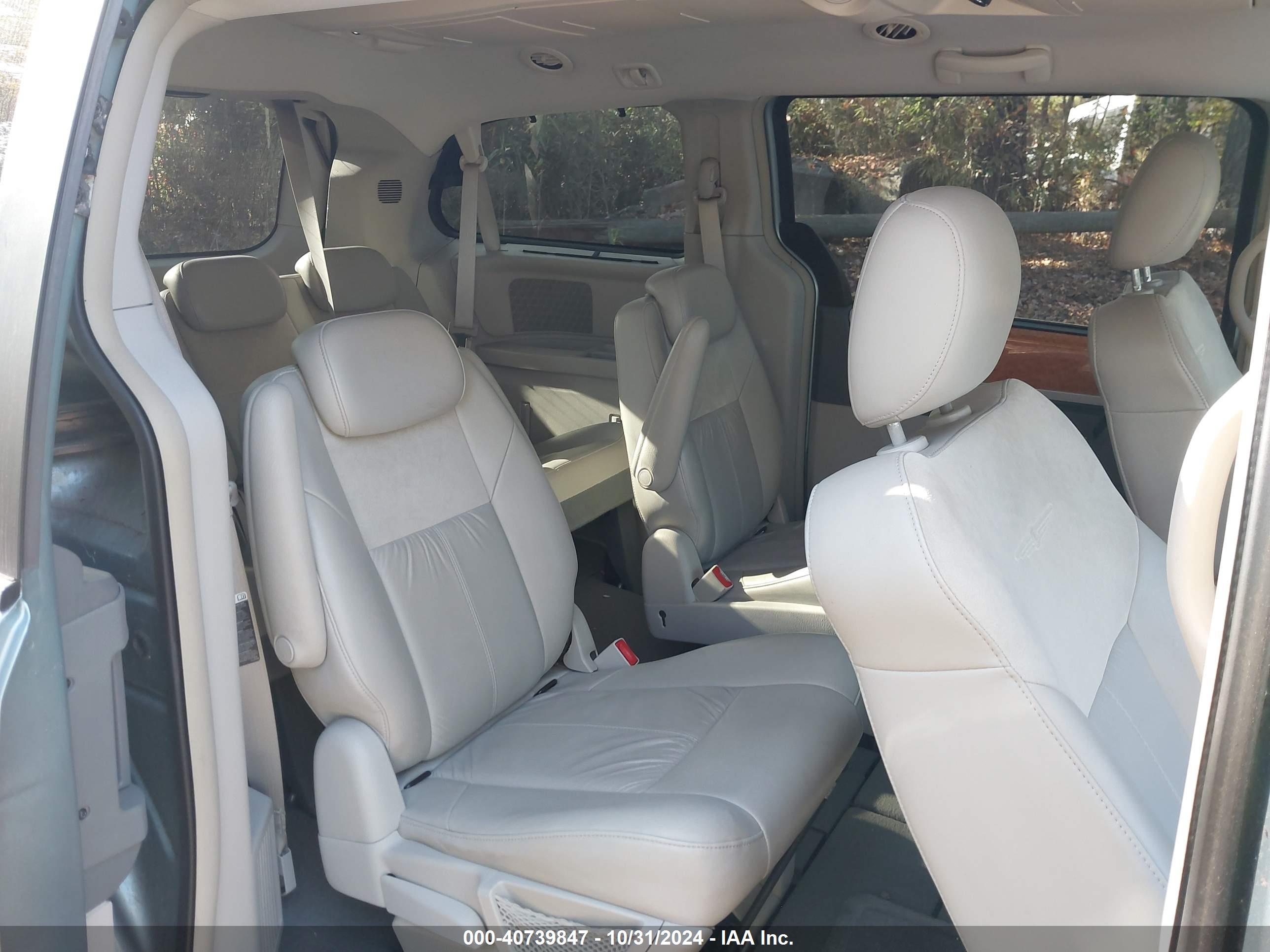 CHRYSLER TOWN image 8