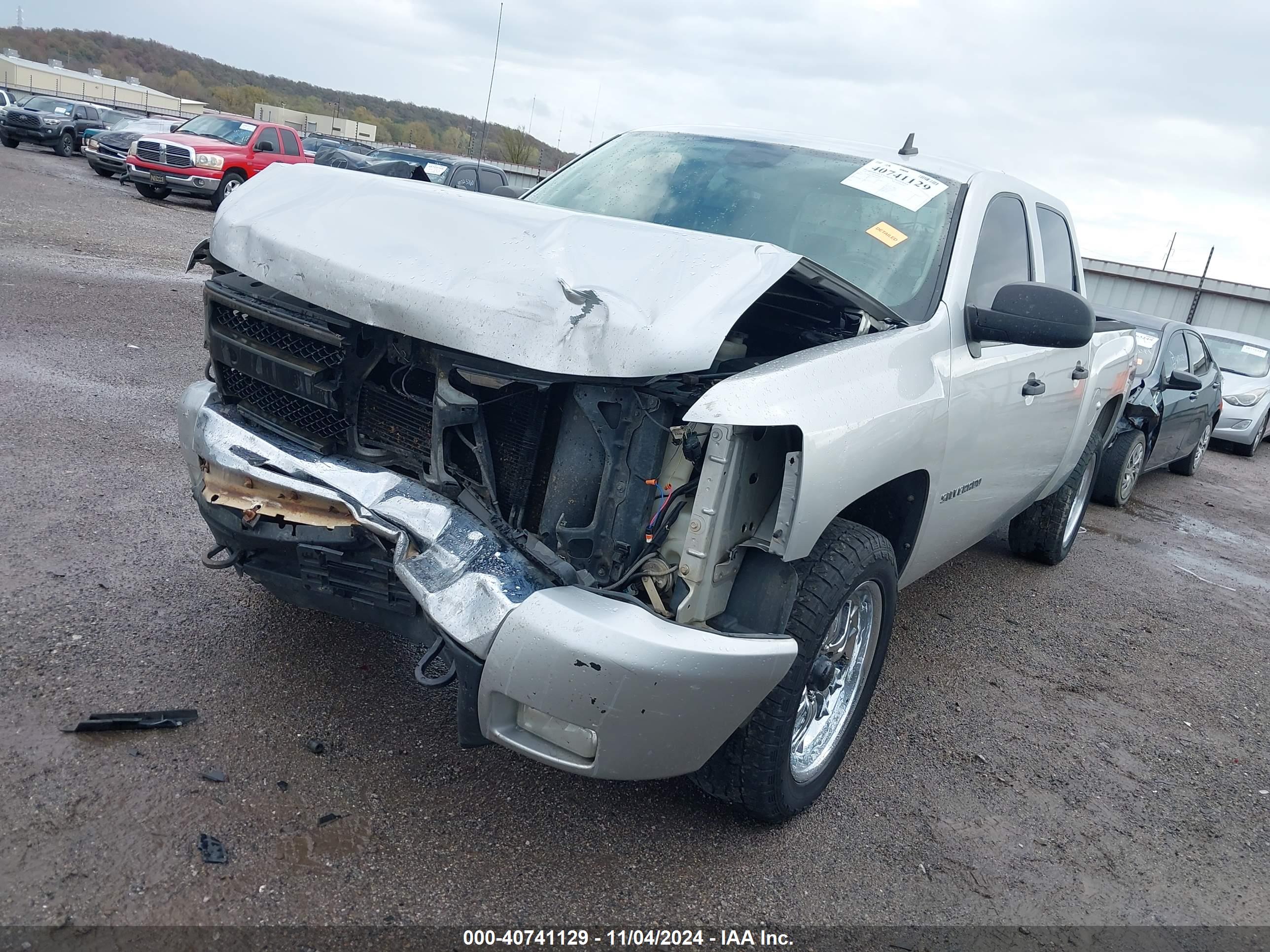 CHEVROLET SILVERADO image 2