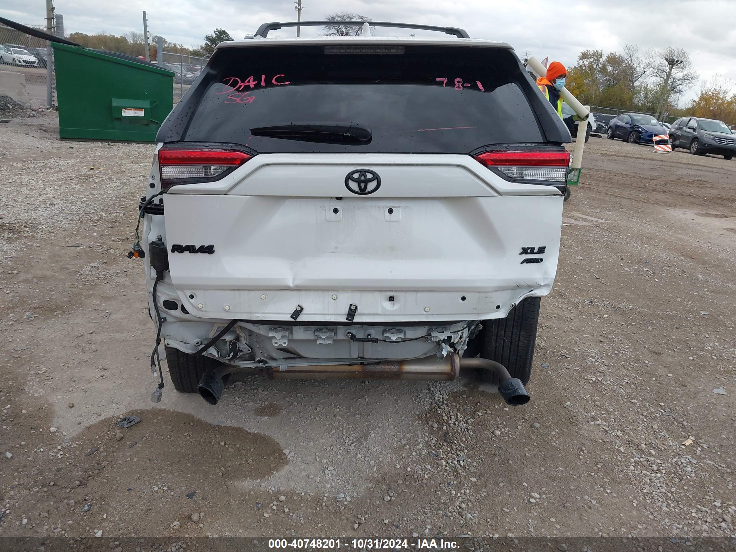 TOYOTA RAV4 image 6