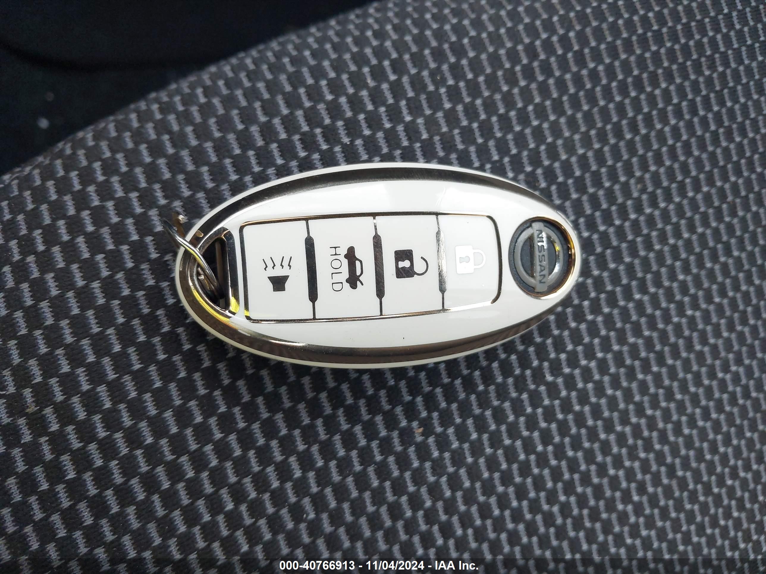 NISSAN VERSA image 11