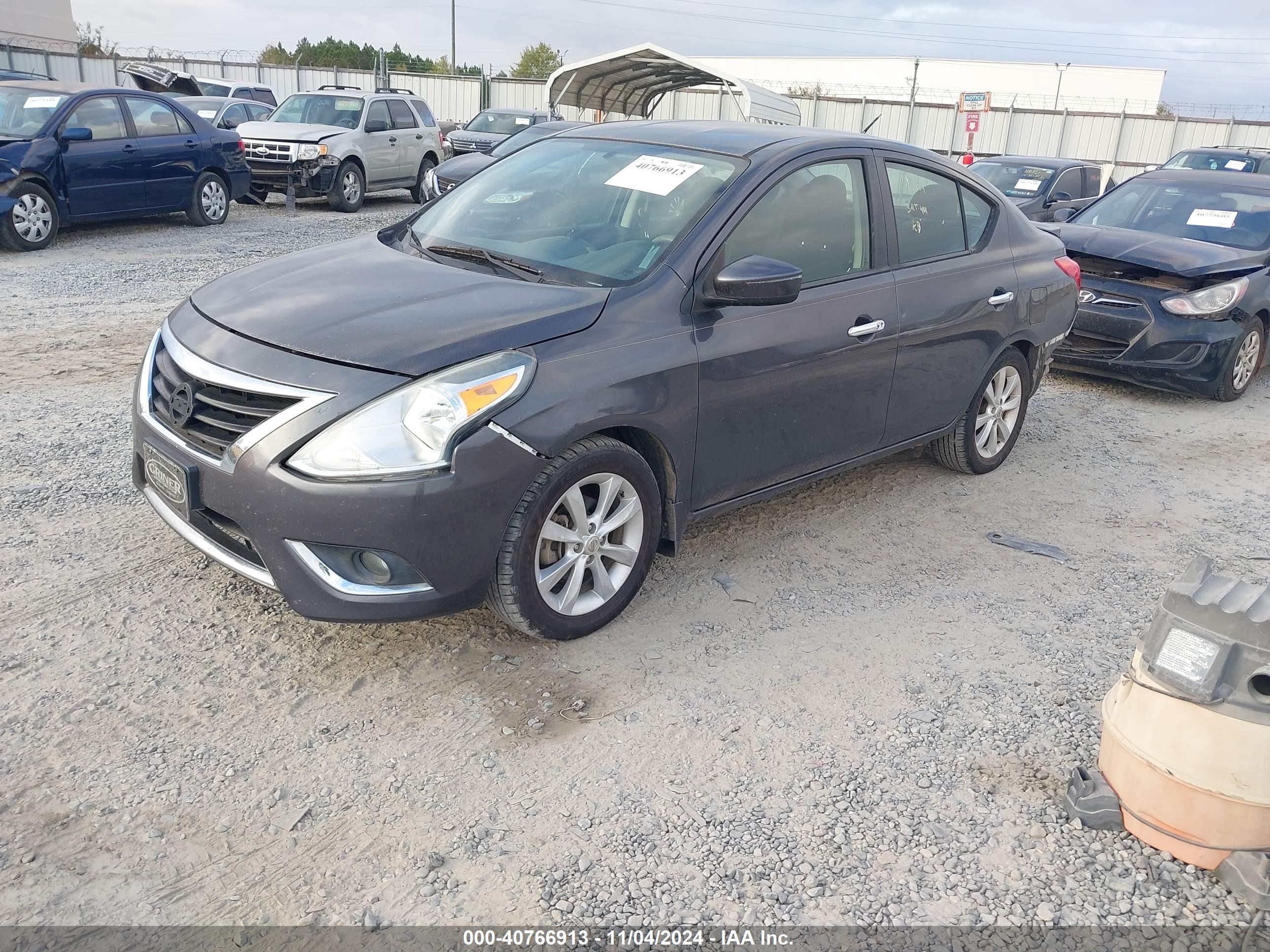NISSAN VERSA image 2