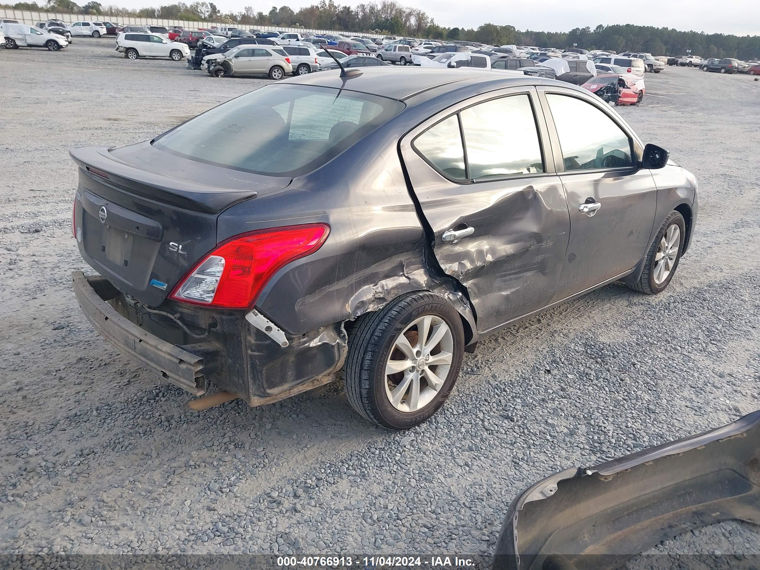 NISSAN VERSA image 4