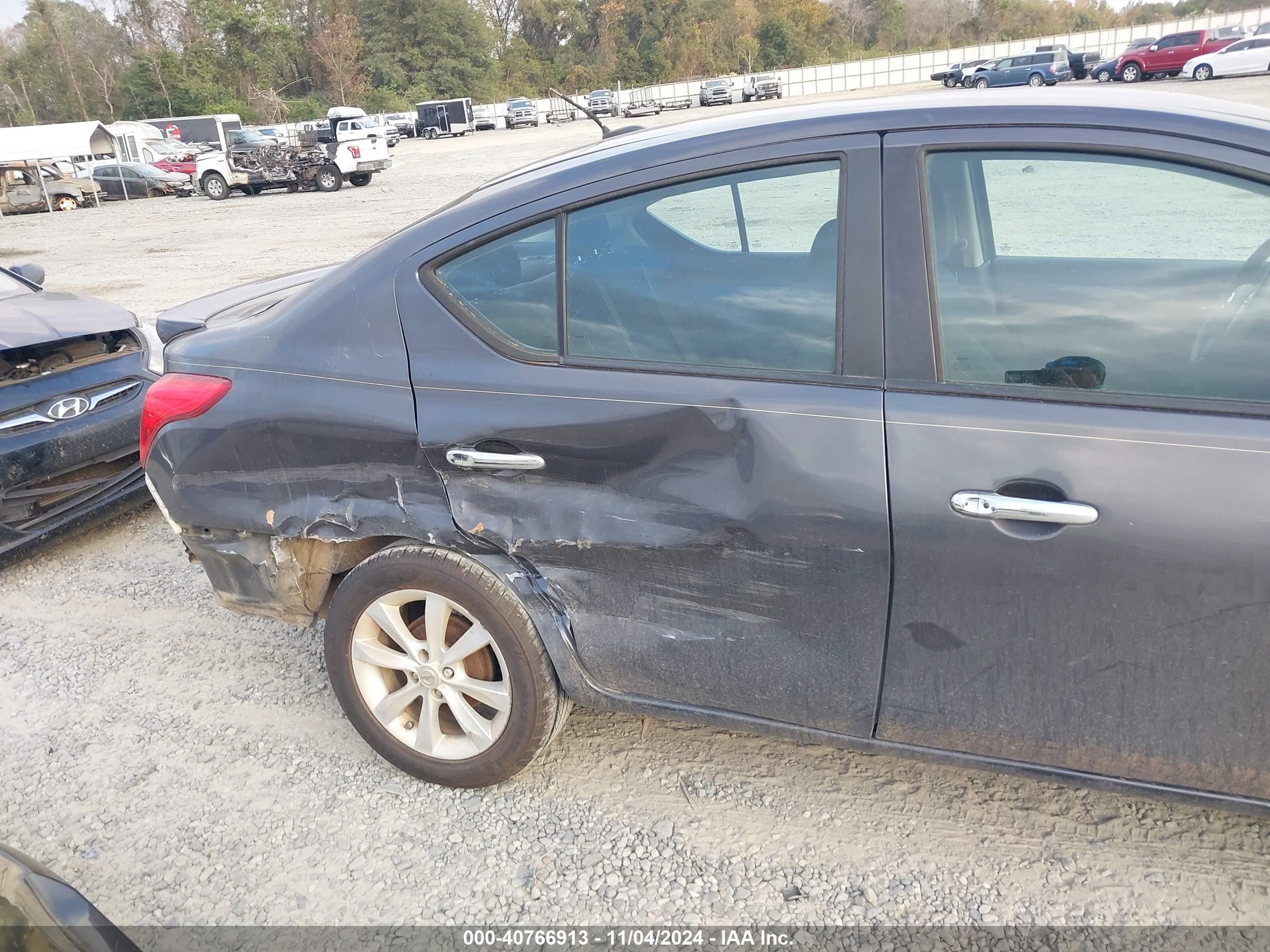 NISSAN VERSA image 6