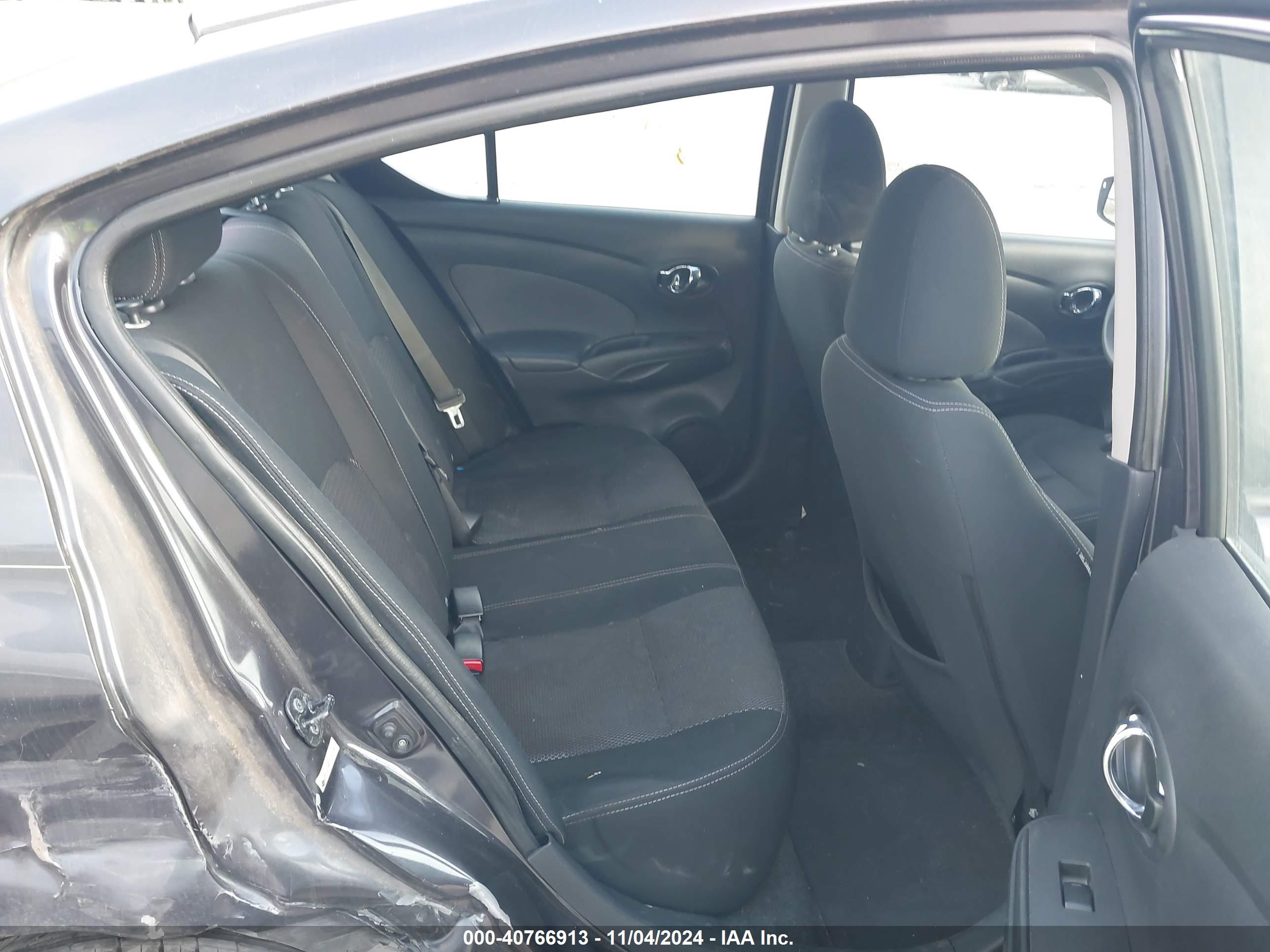 NISSAN VERSA image 8