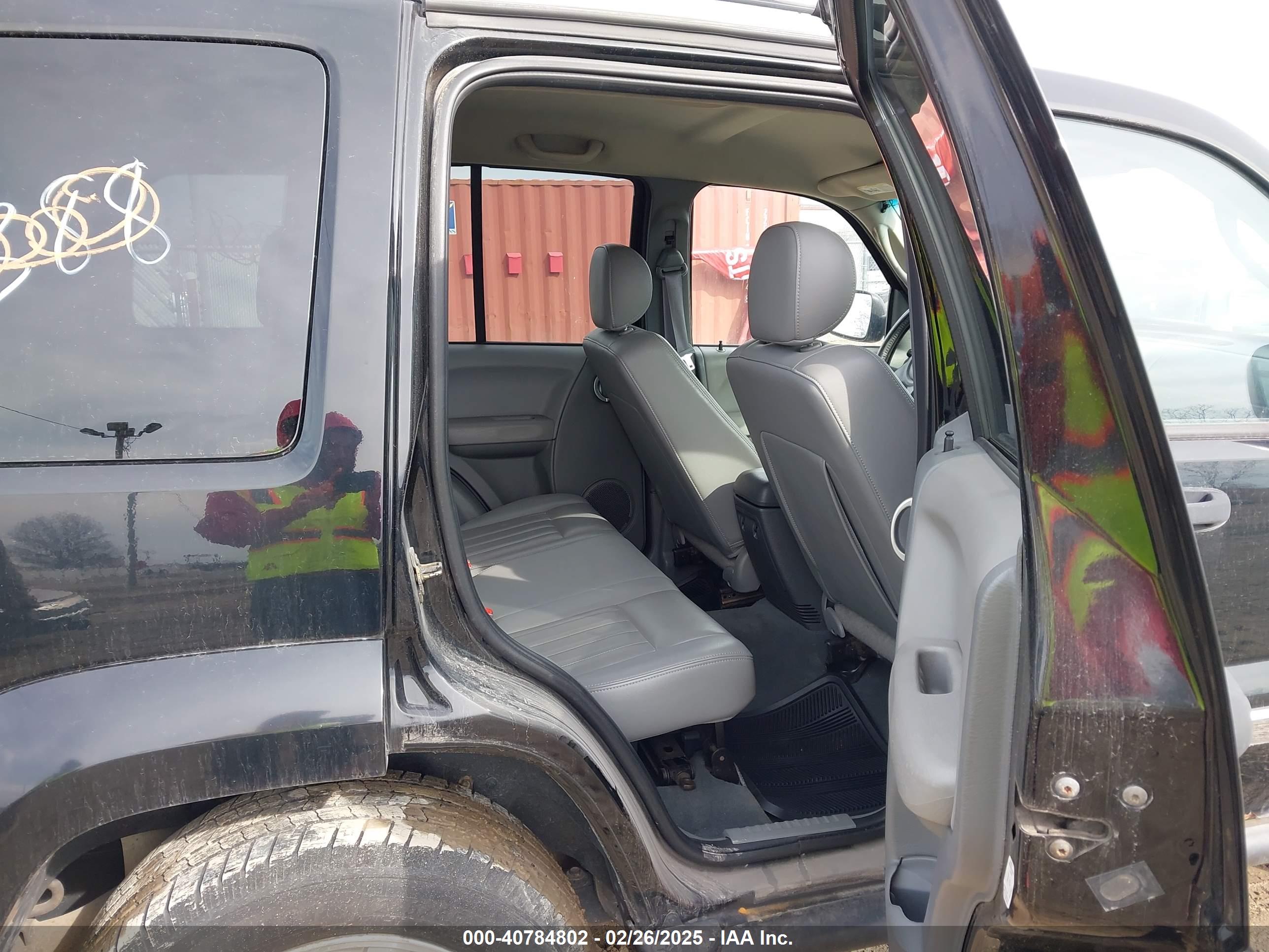 JEEP LIBERTY image 8