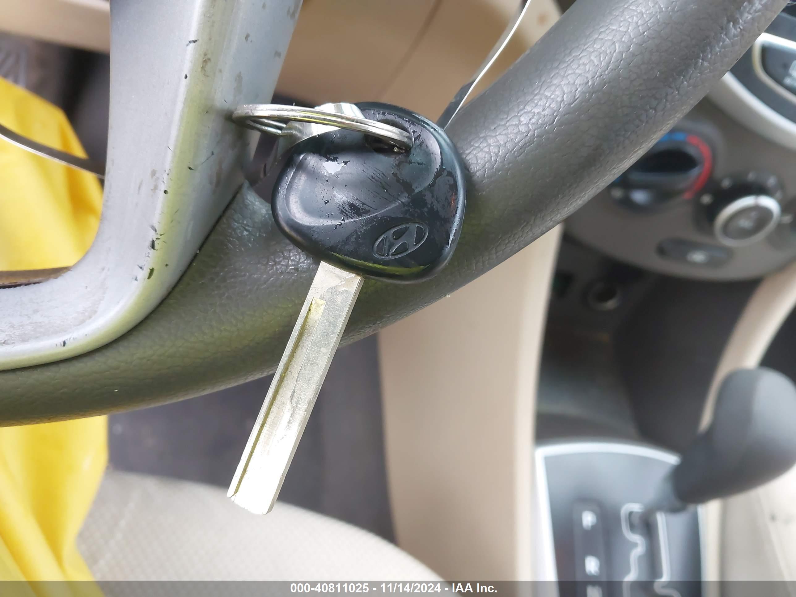 HYUNDAI ACCENT image 11