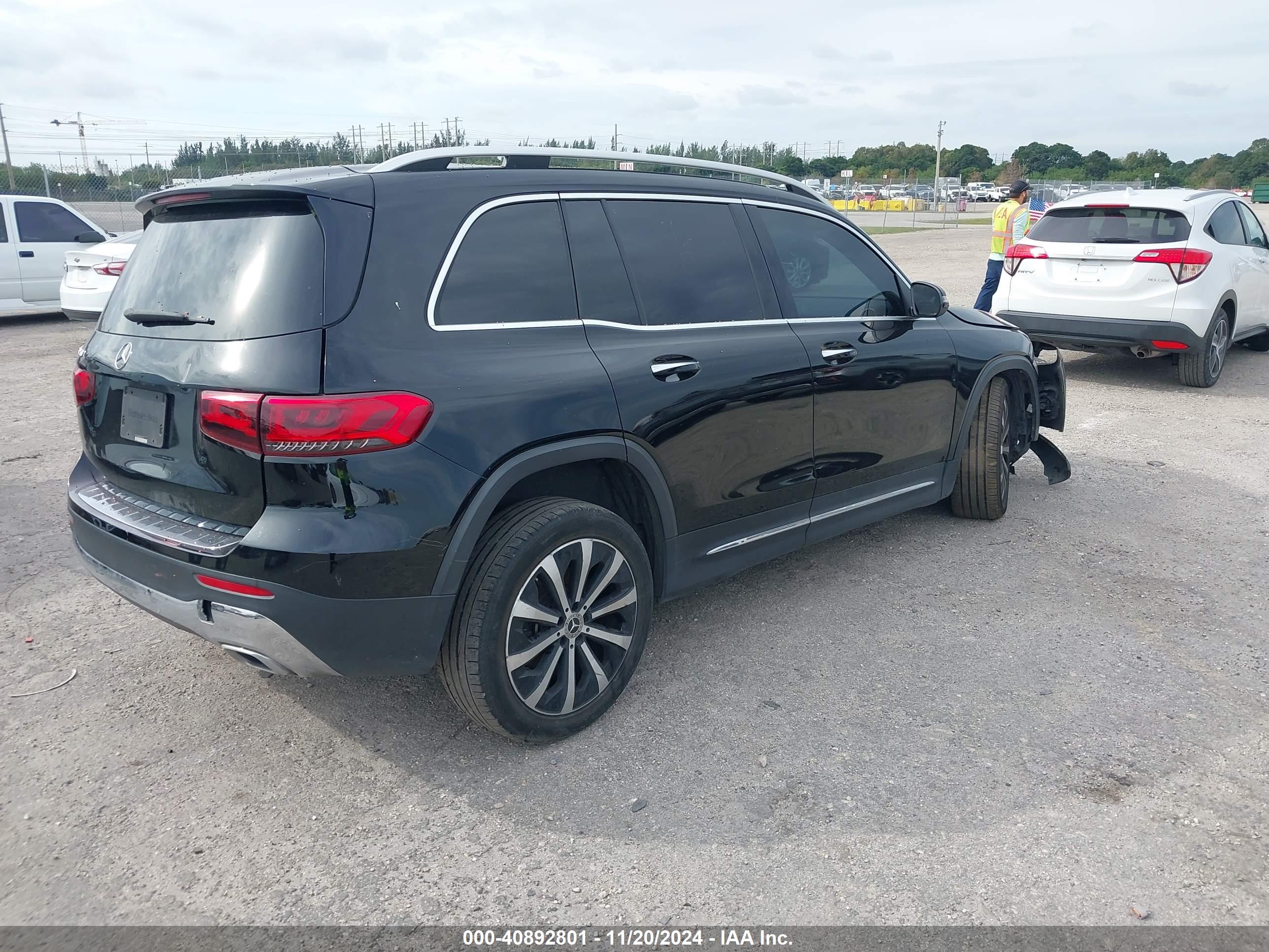 MERCEDES-BENZ GLB image 4