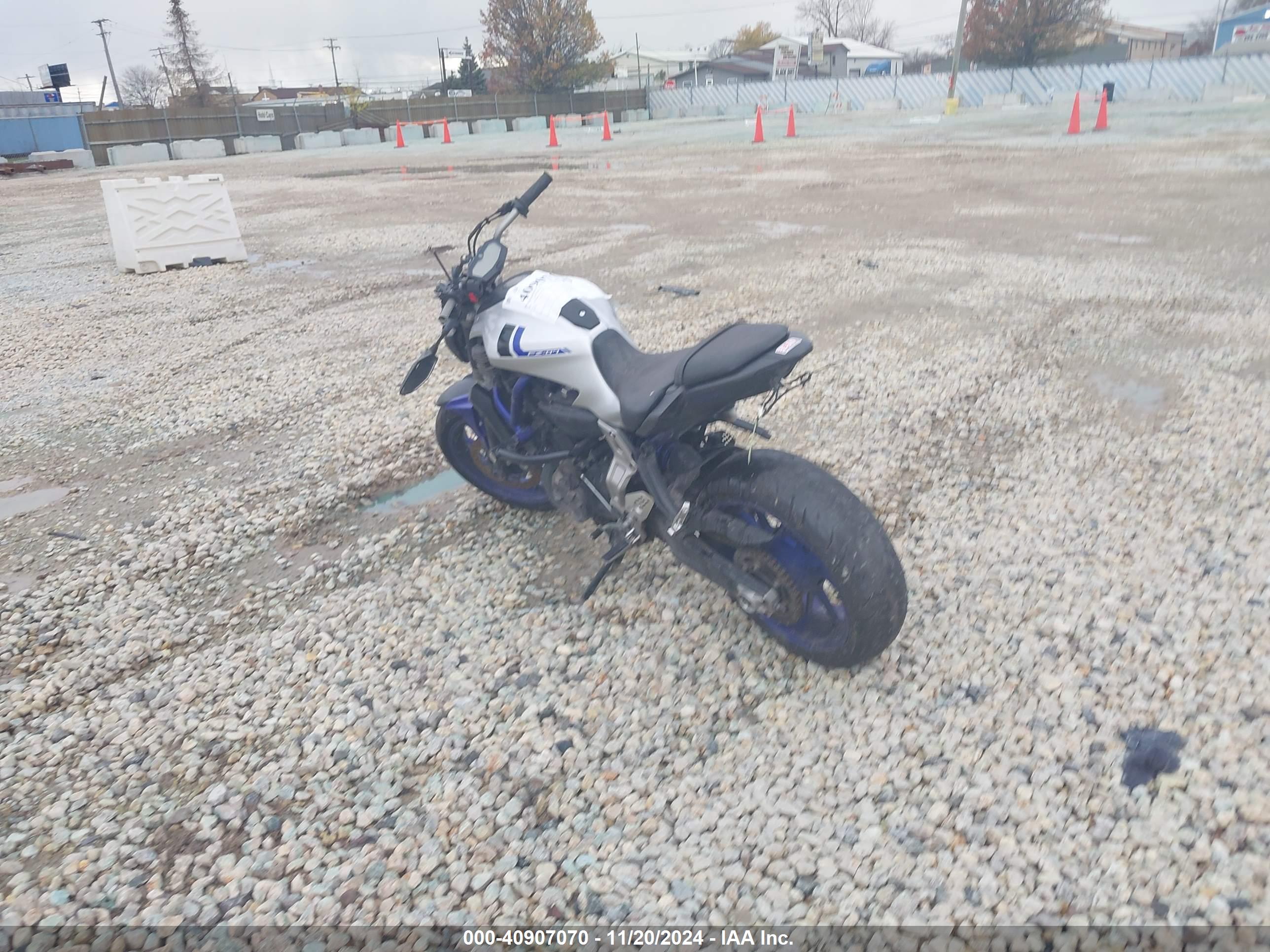 YAMAHA FZ07 image 3