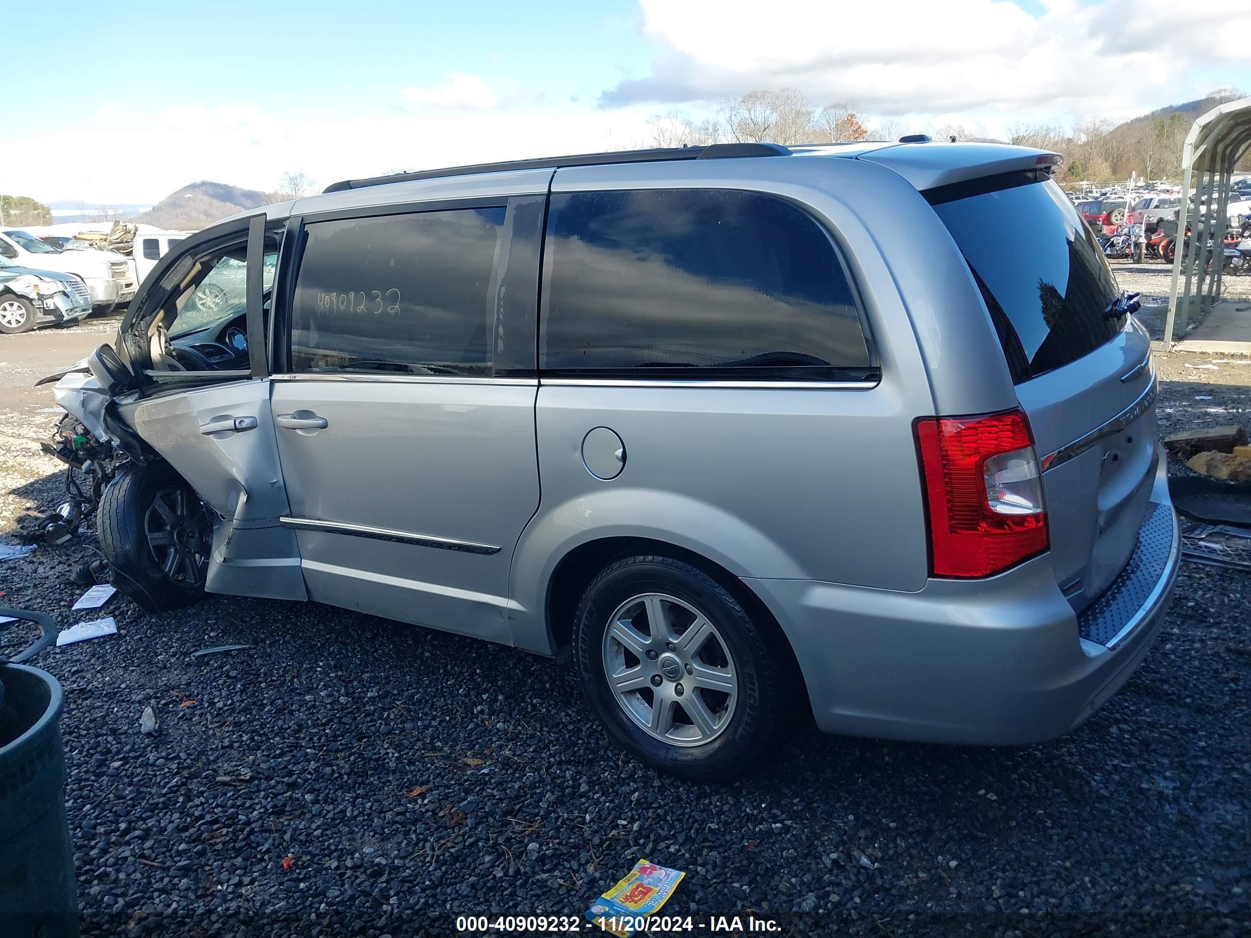 CHRYSLER TOWN image 3