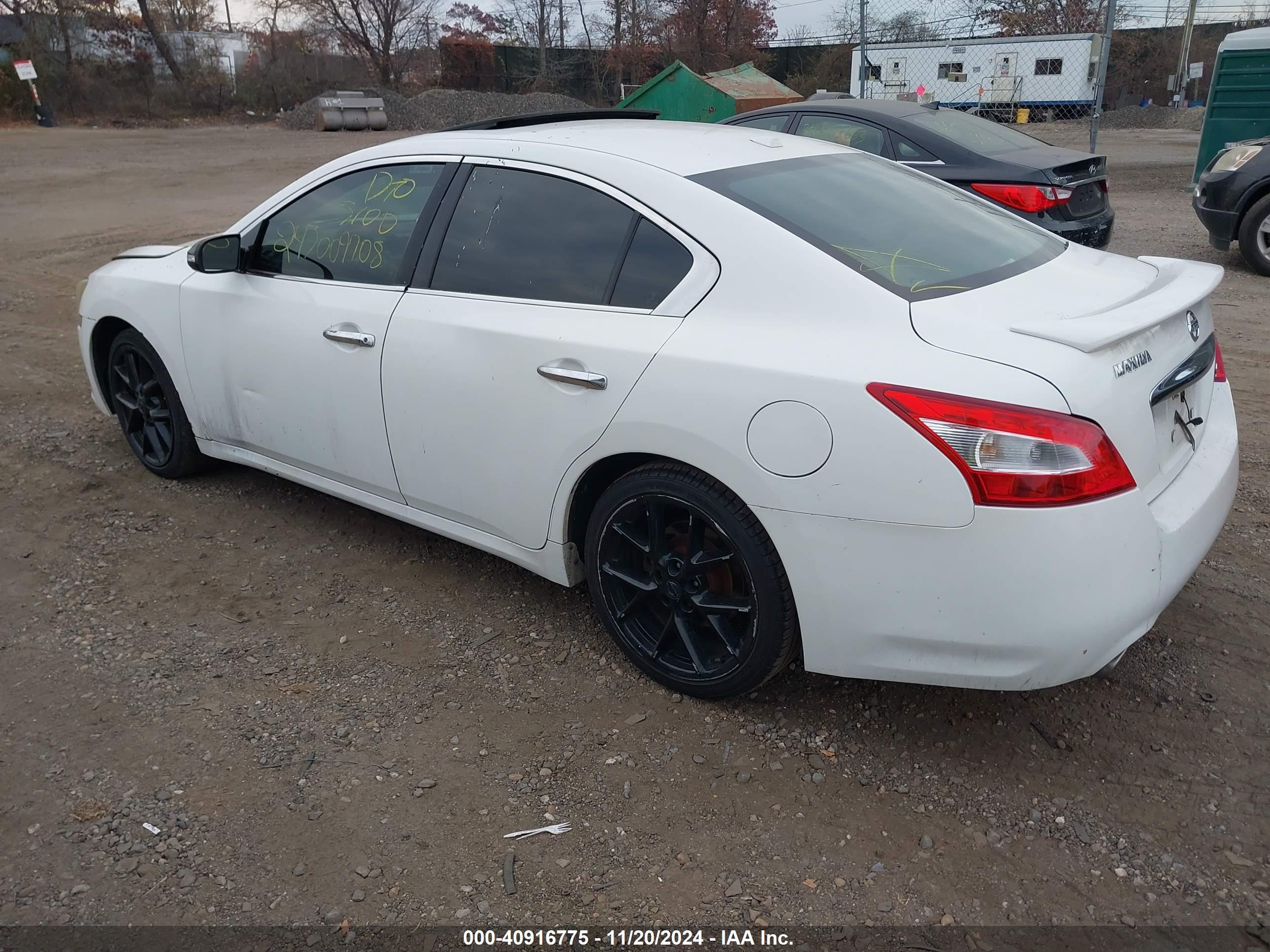 NISSAN MAXIMA image 3