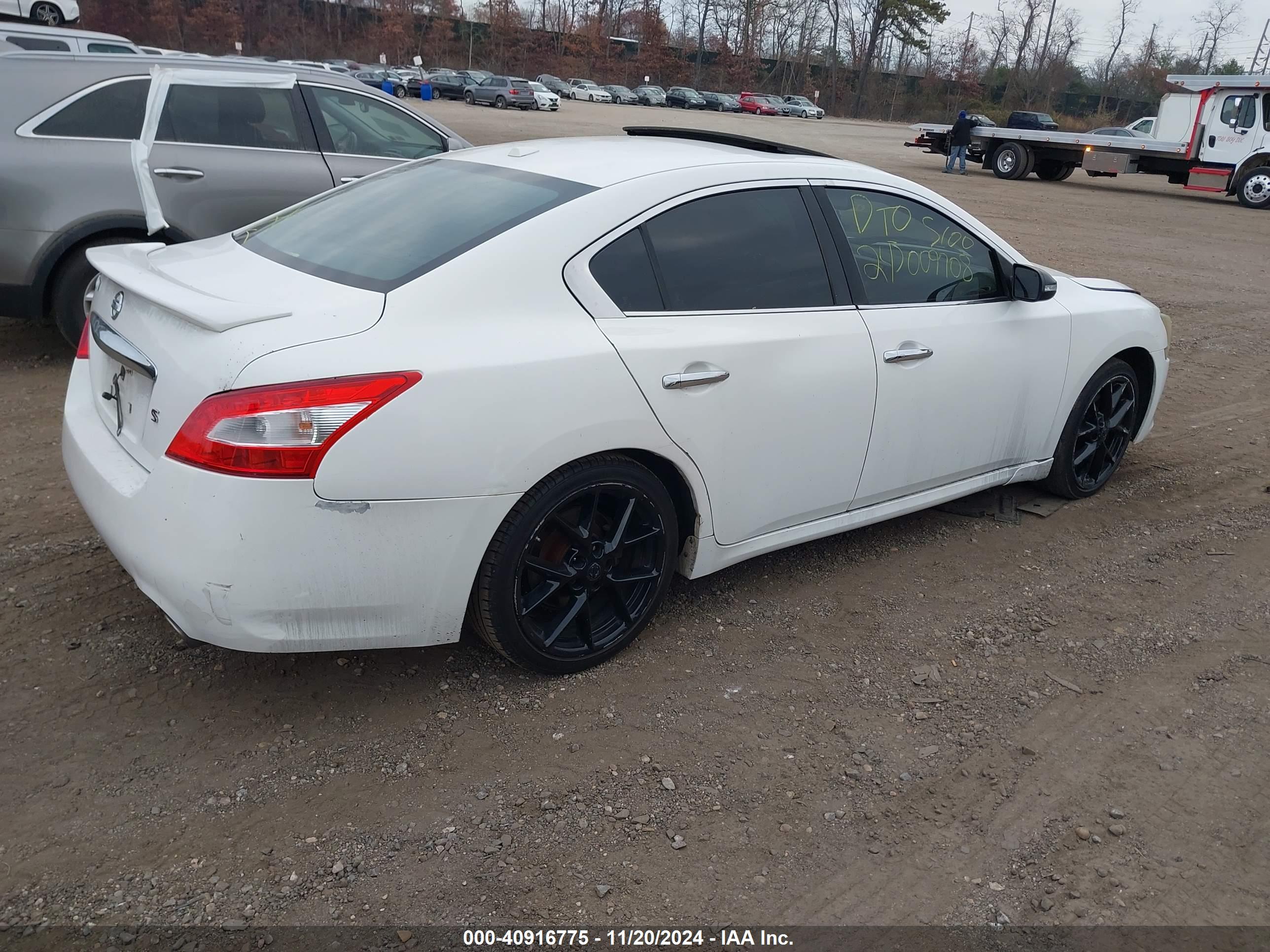 NISSAN MAXIMA image 4