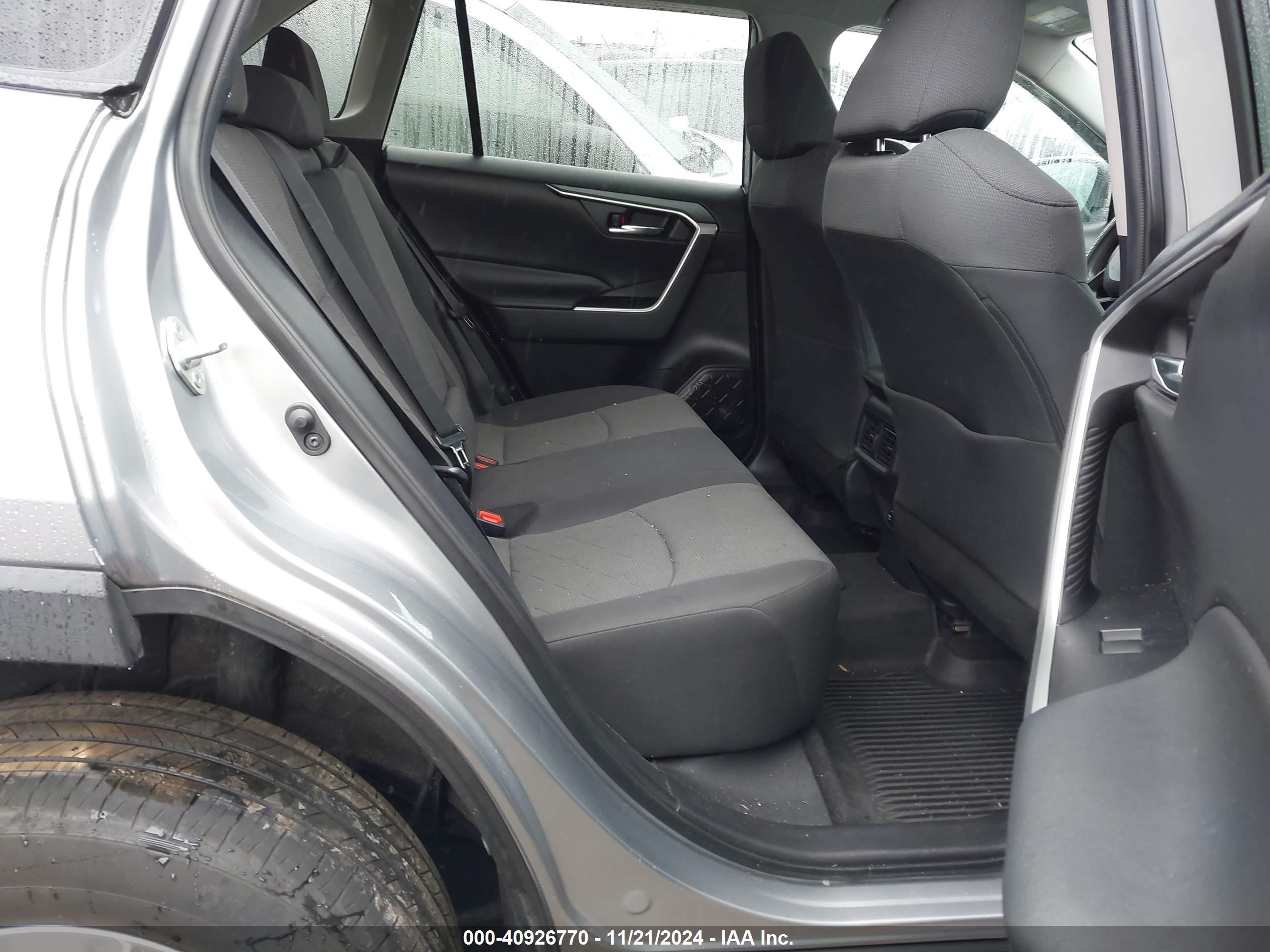 TOYOTA RAV4 image 8