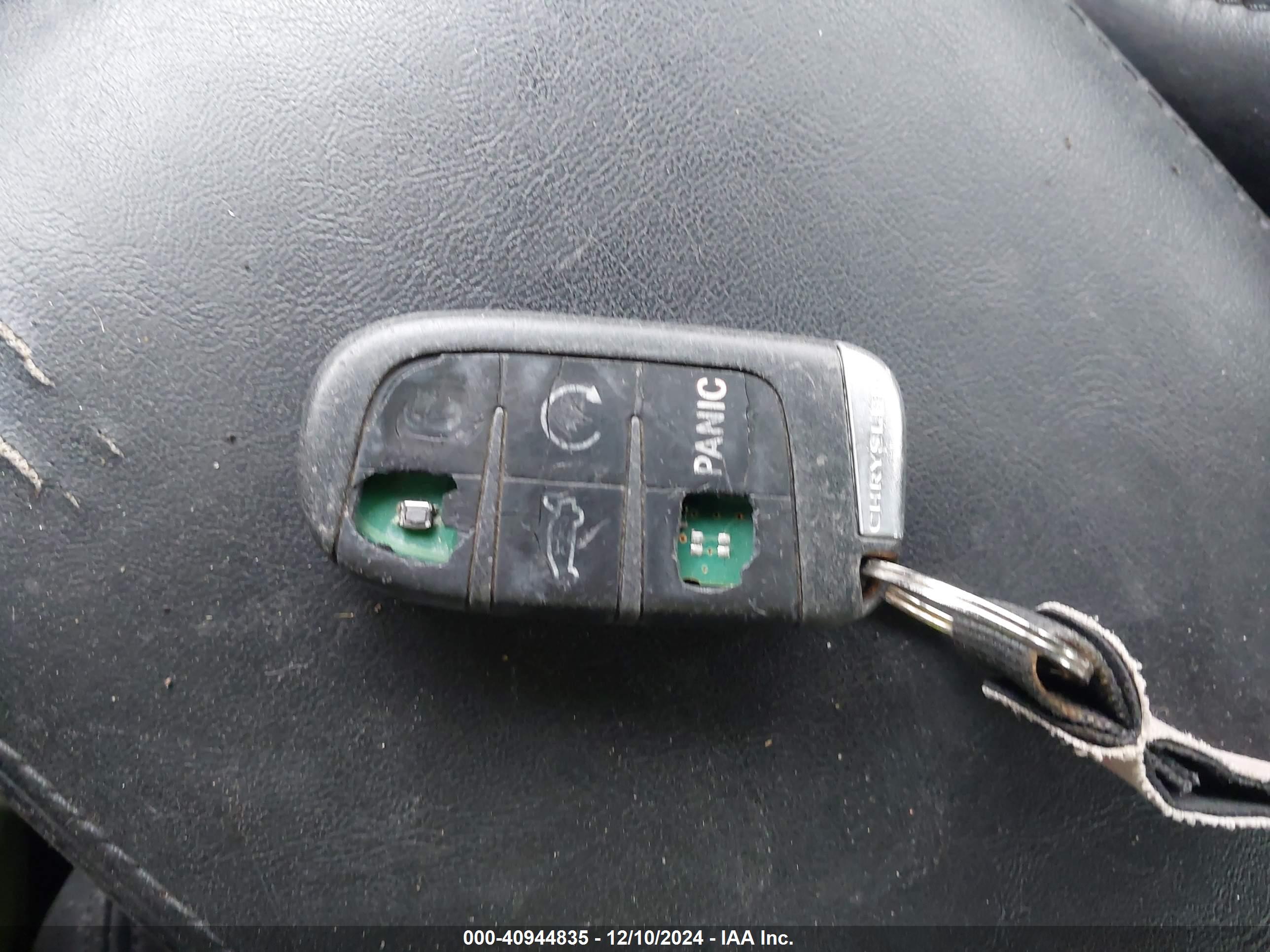 CHRYSLER 300 image 11
